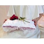 Coussin alliances mariage la belle et la bête rose rouge strass satin dentelle rouge et blanc