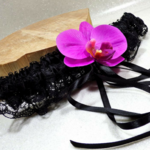 jarretière de mariage orchidée dentelle noir et fuchsia