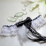 jarretière mariage noir et blanc dentelle papillon plume