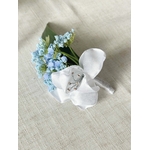 boutonnière du mariée lys bleu pastel blanc
