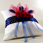 Coussin alliances mariage satin plumes bleu marine rouge