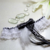 jarretière mariage noir et blanc dentelle papillon plume