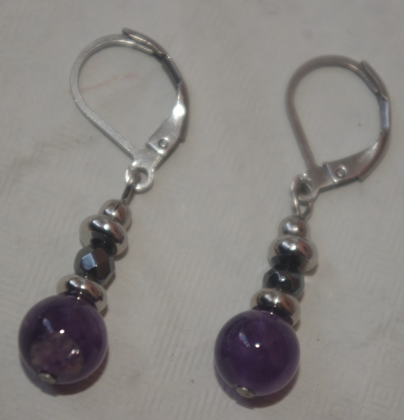 BOUCLES-OREILLES-AMETHYSTE-HEMATITE-ETOILEHARMONIE