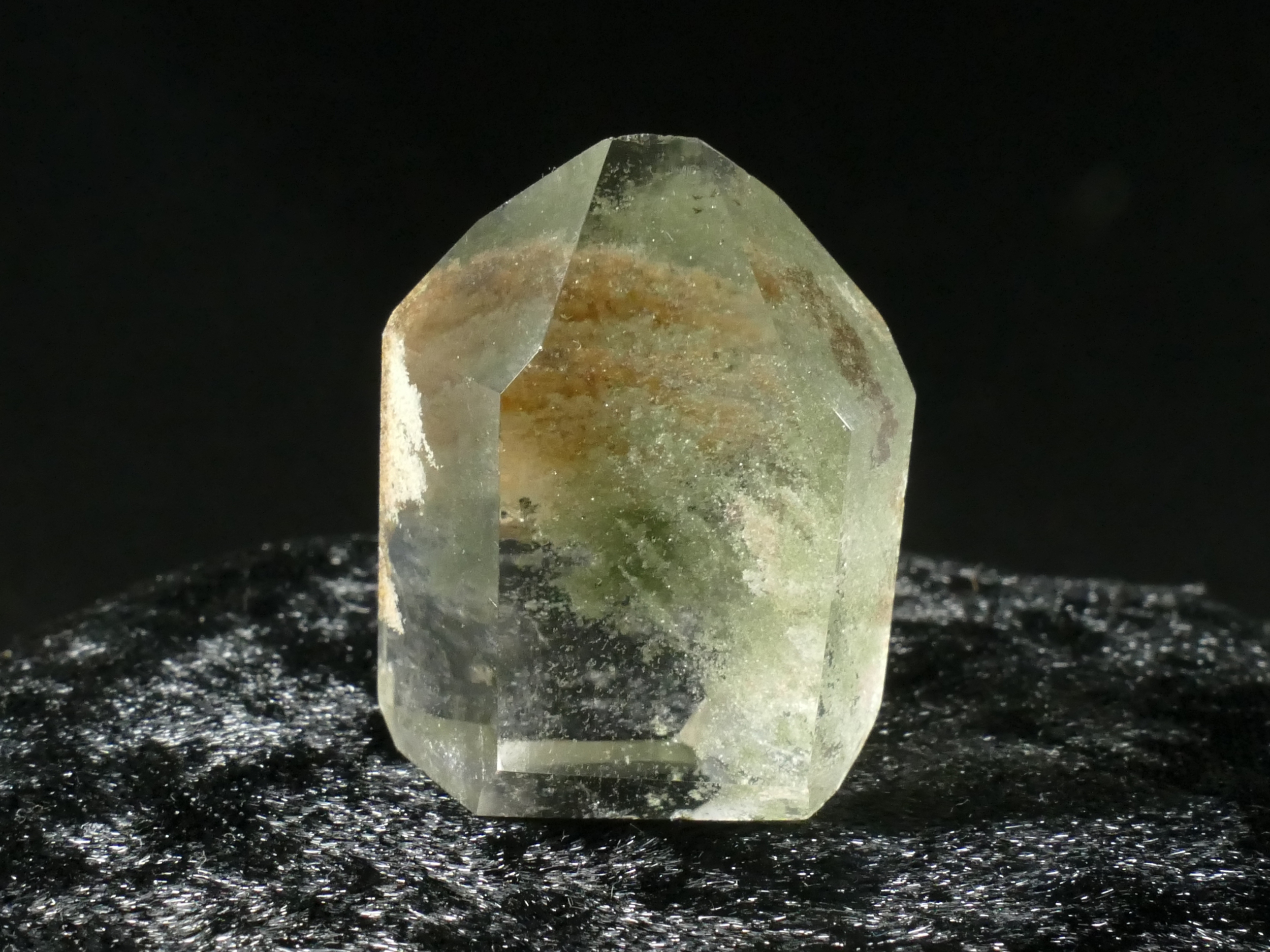 Pointe de Quartz à inclusions naturel taillée du Brésil