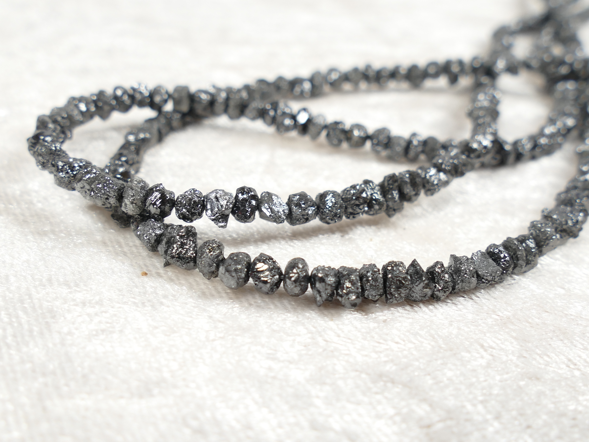 3.7/4.5mm Perles de Diamant noir naturel certifié brut percée 0.4mm x3cm  (1.1inch) (#B341)