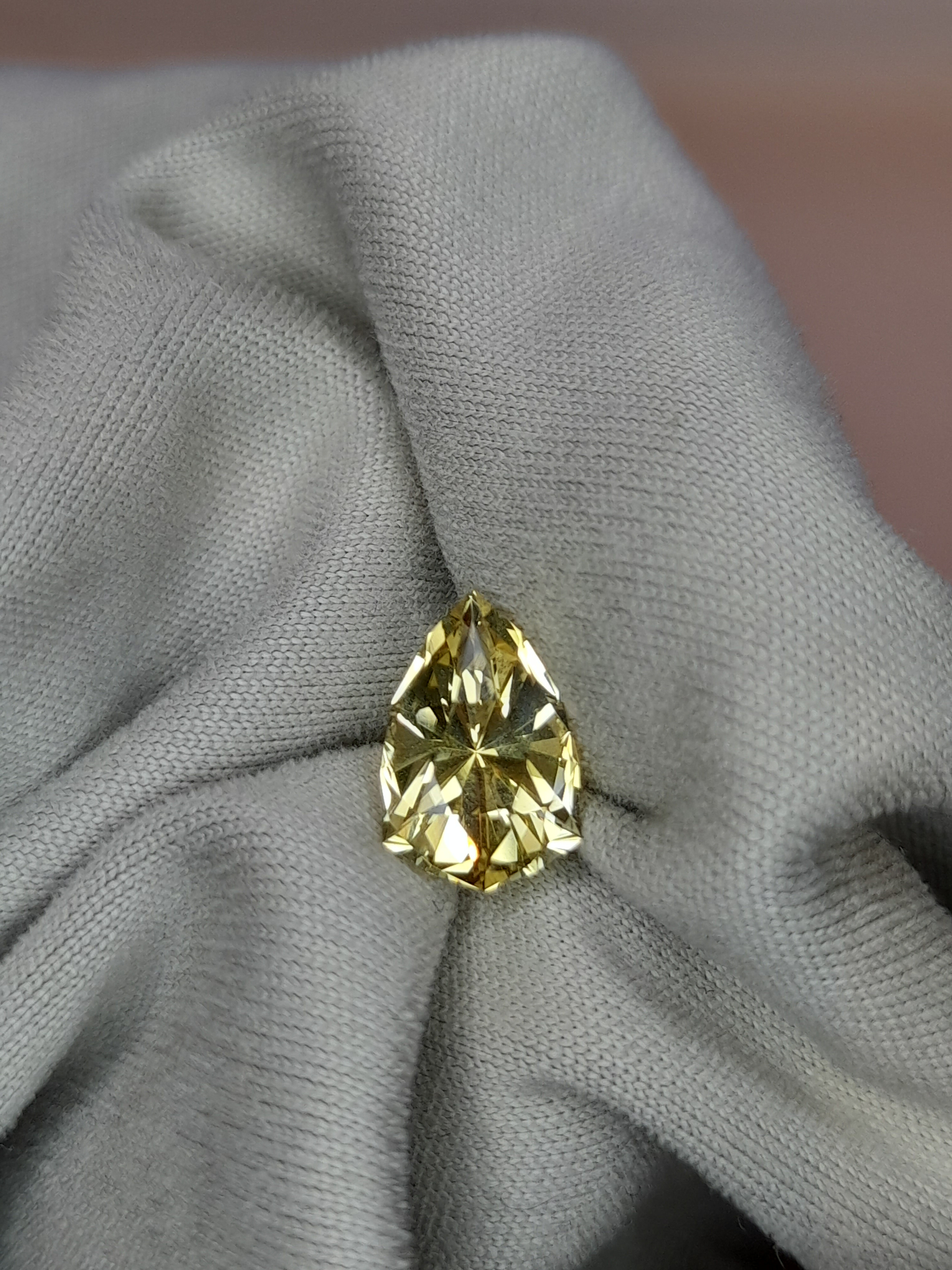 natural citrine arrow faceted Citrine naturelle taillée en flèche