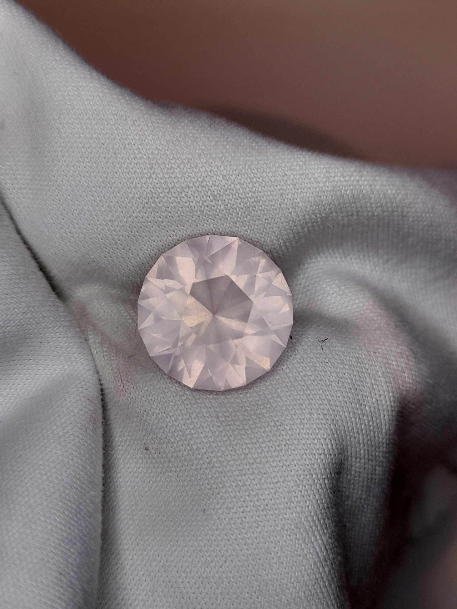 Natural rose quartz round brilliant Quartz rose rond naturel taillé en France