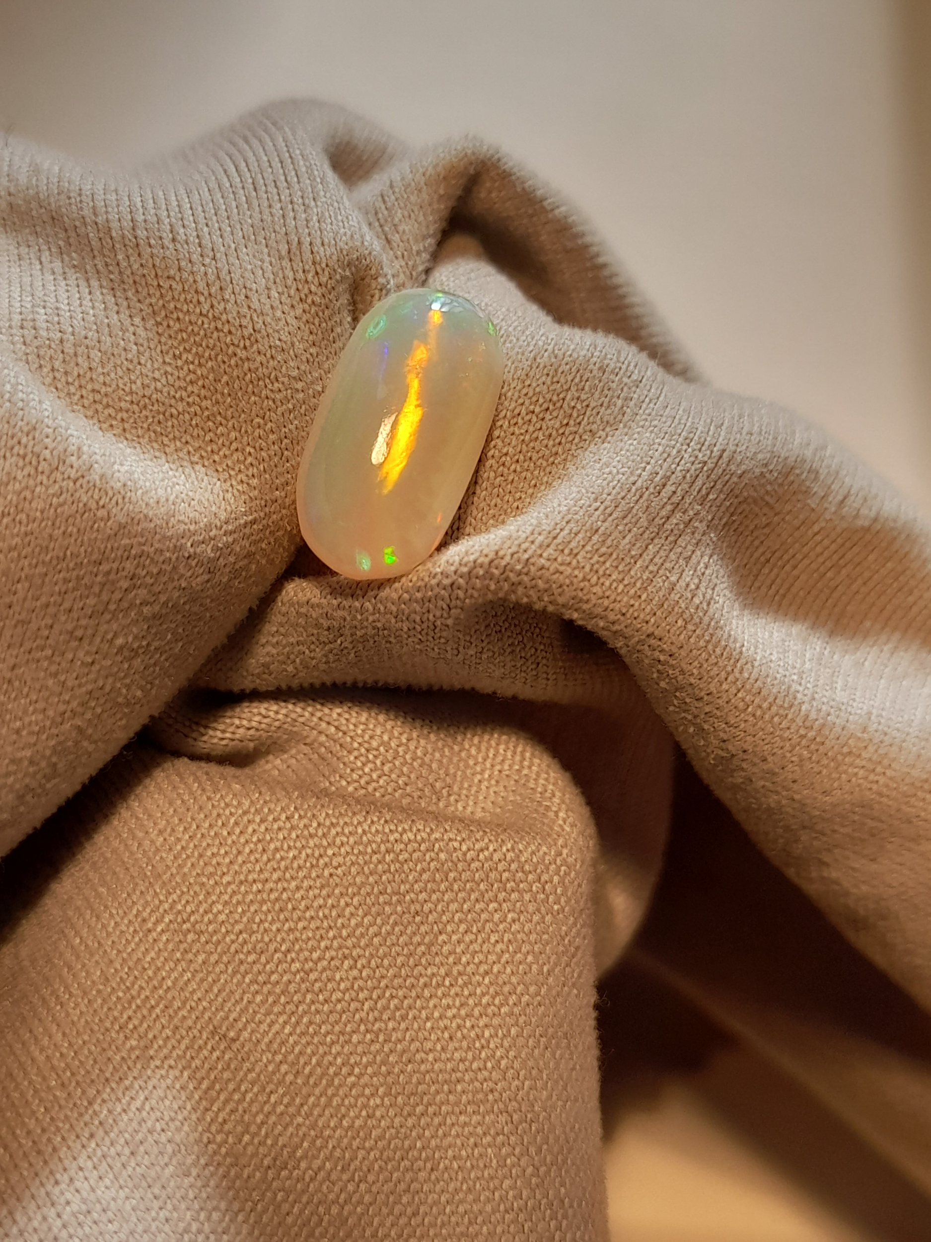 Natural ethiopian opal oval cabochon Opale naturelle détiopie