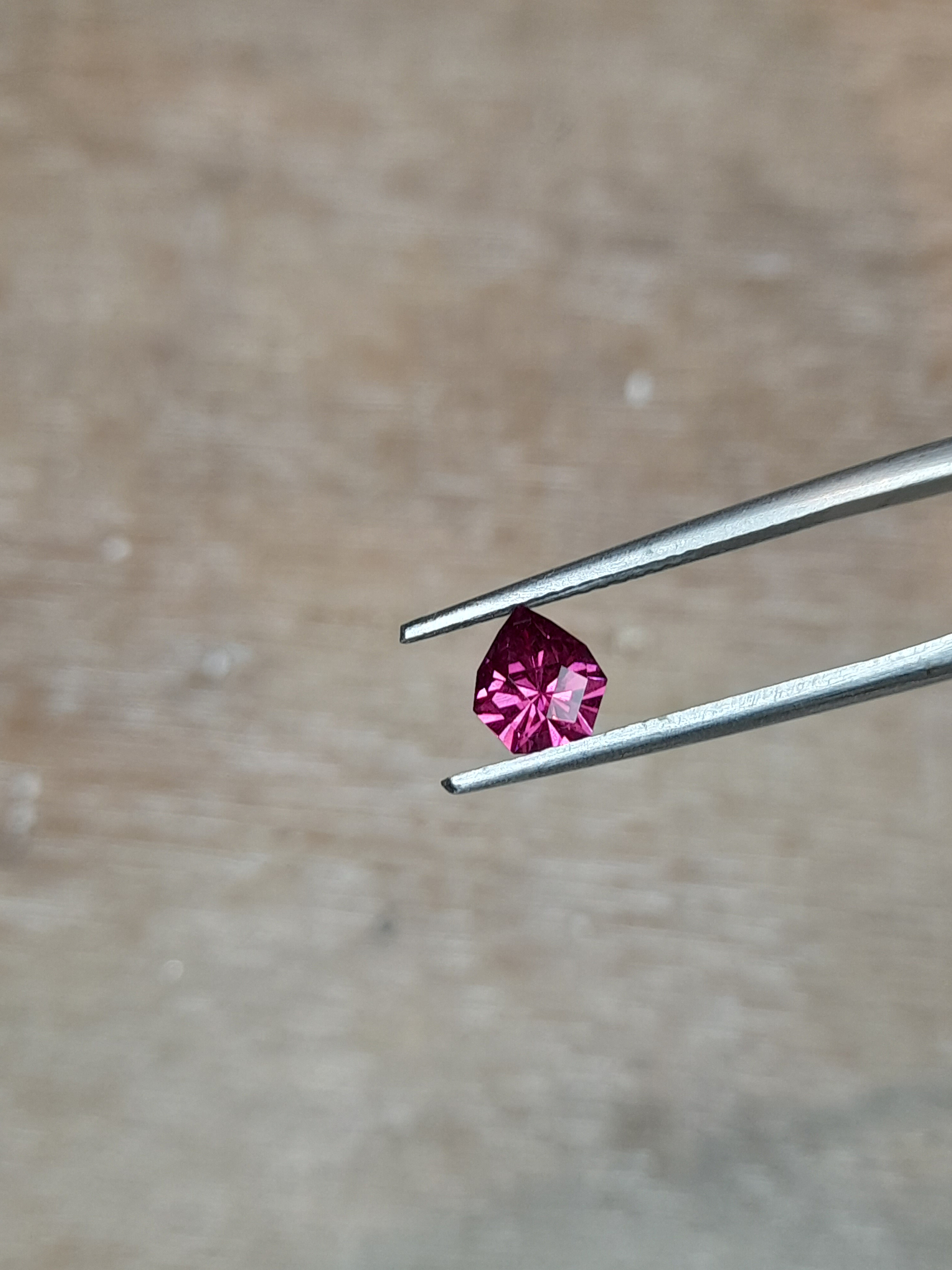 Natural purple rhodolite garnet pear shield tanzania Grenat naturel violet