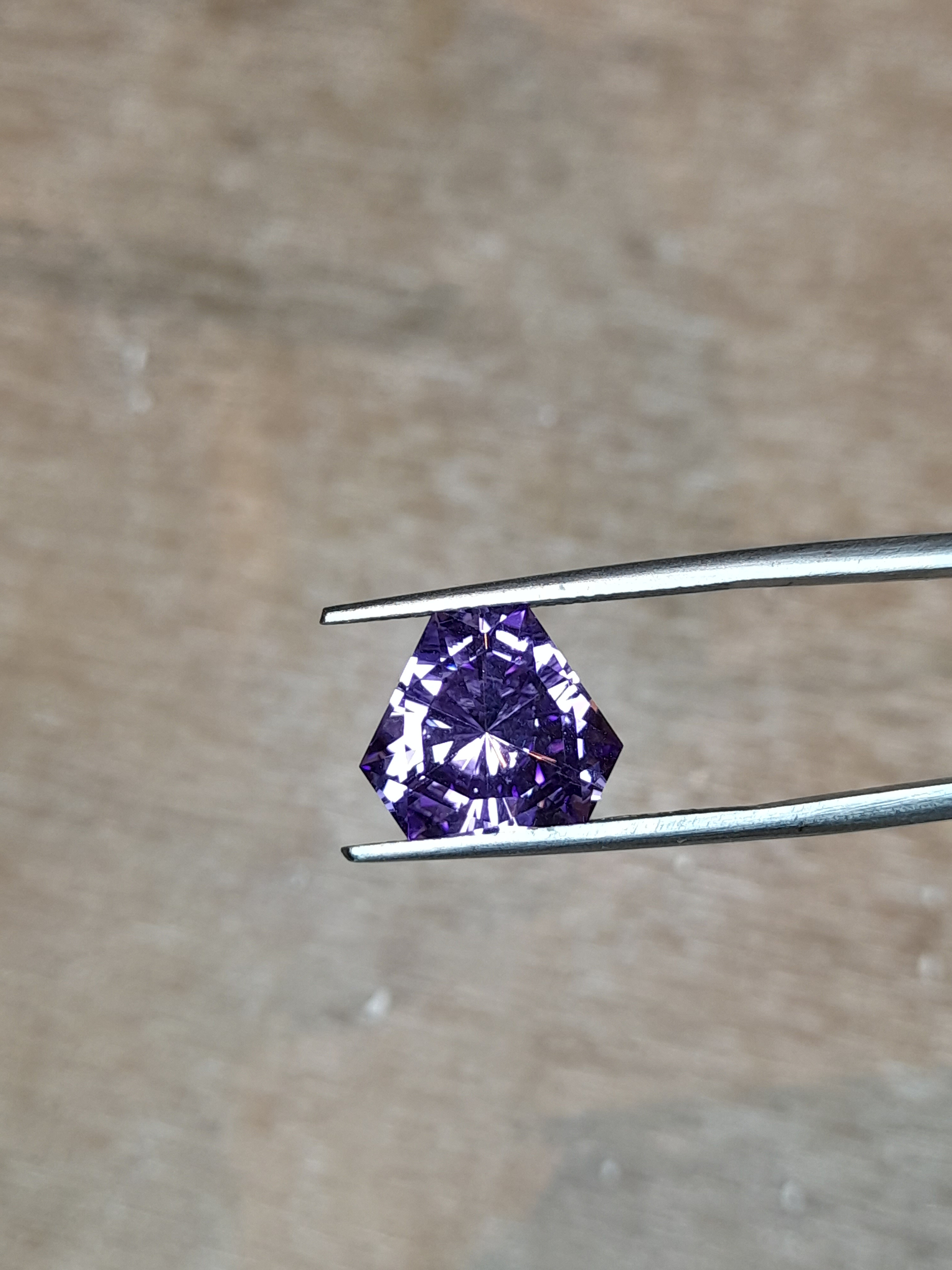 Améthyste naturelle du Brésil facettée en France taille triangle 3.76ct - Natural Amethyst trillion