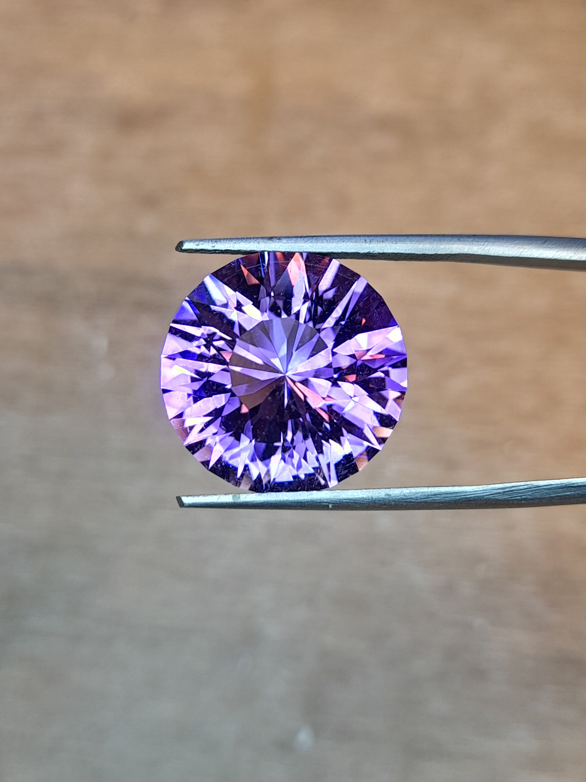Améthyste naturelle du Brésil 13.09ct facettée rond en France motif Aztec - Natural Amethyst round faceted cut in France