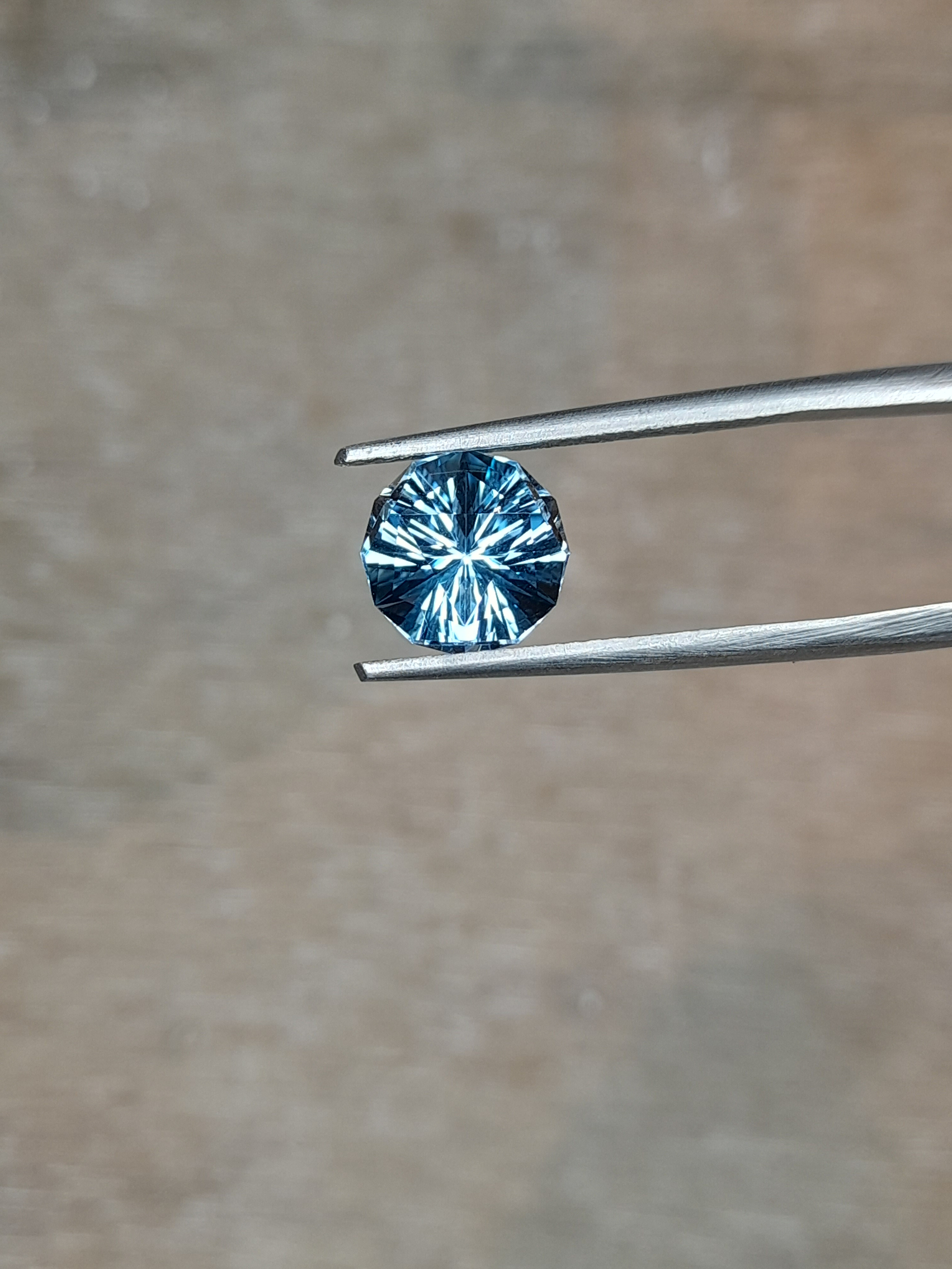 Topaze bleue naturelle du Brésil forme ronde et table triangle taillée en France - Natural Blue Topaz