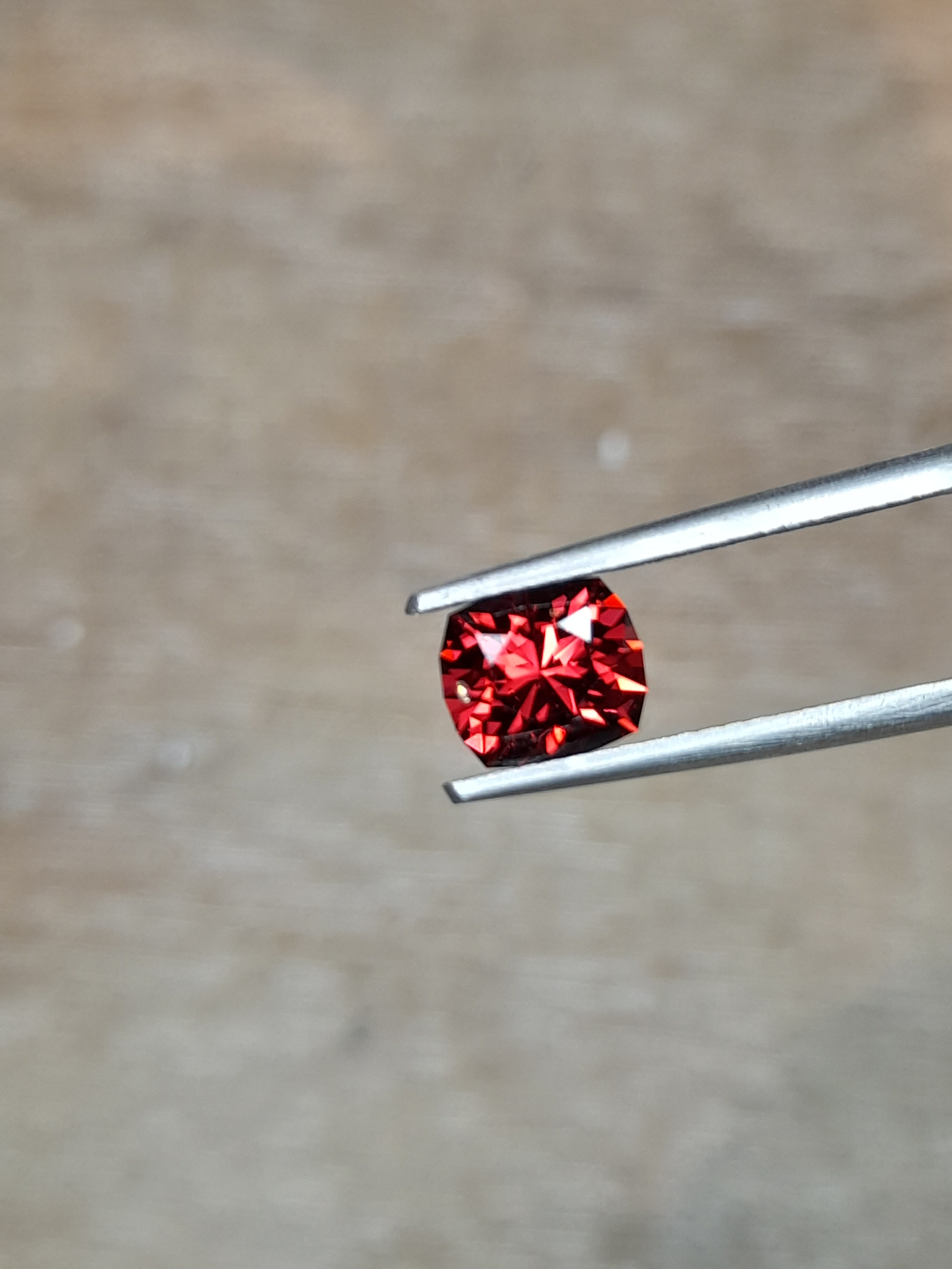 Natural red garnet in rectangle cushion faceted in France 1.3ct Grenat rouge naturel coussin rectangle
