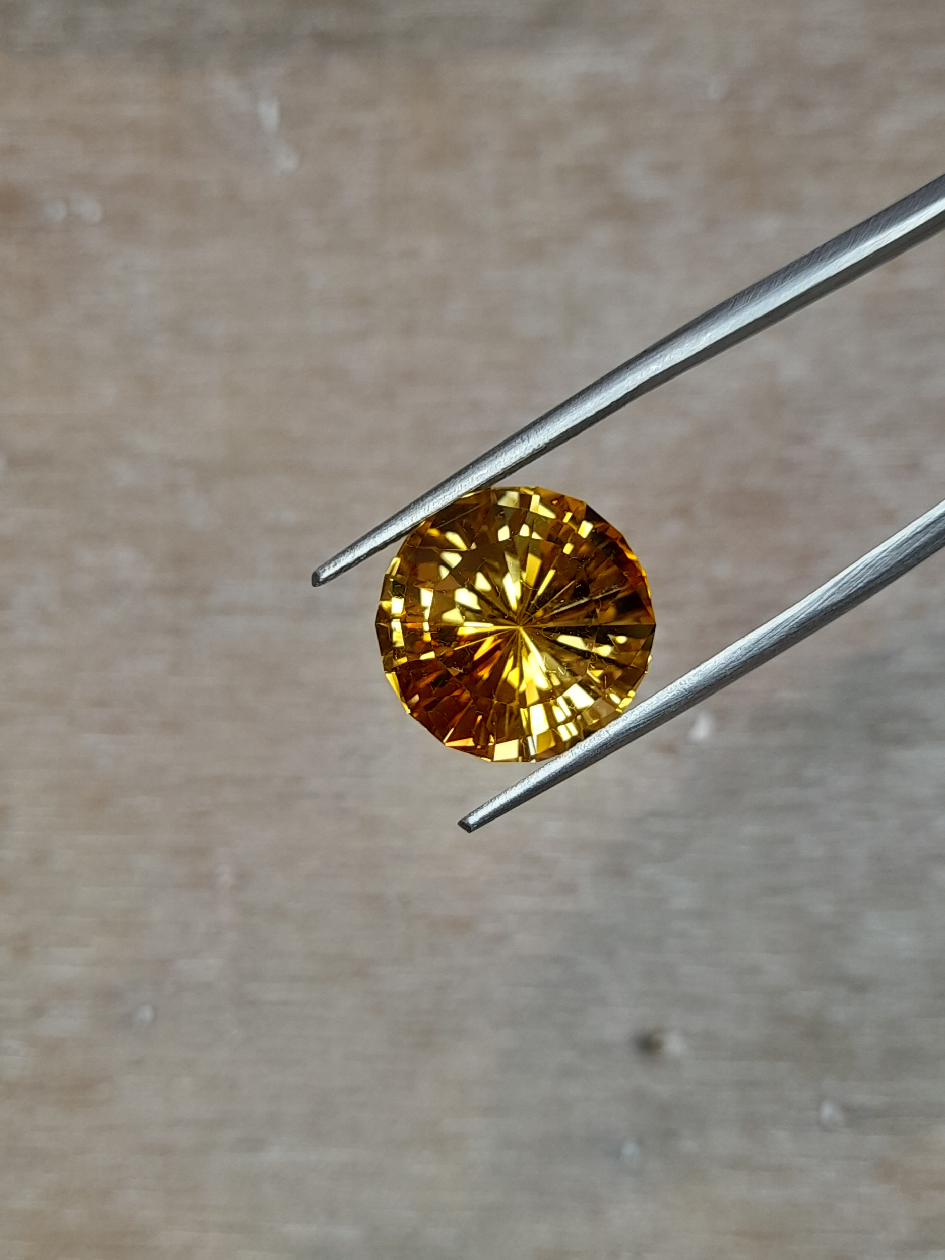 Citrine naturelle du Brésil forme ronde facettée en France Natural citrine precision cut in France