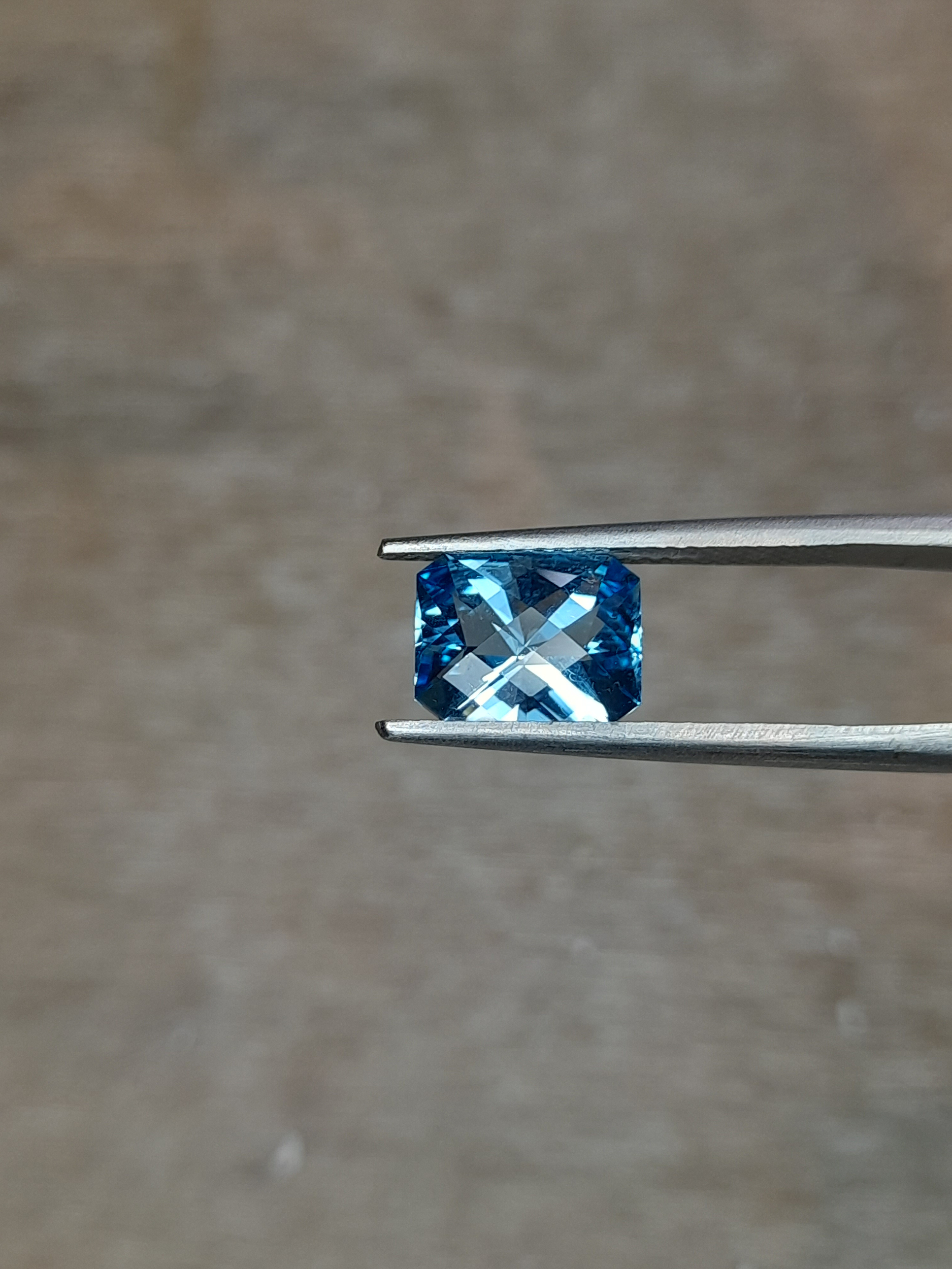 Topaze bleue naturelle 2.6ct en damier octogonal facetté en France Natural blue Topaz checker