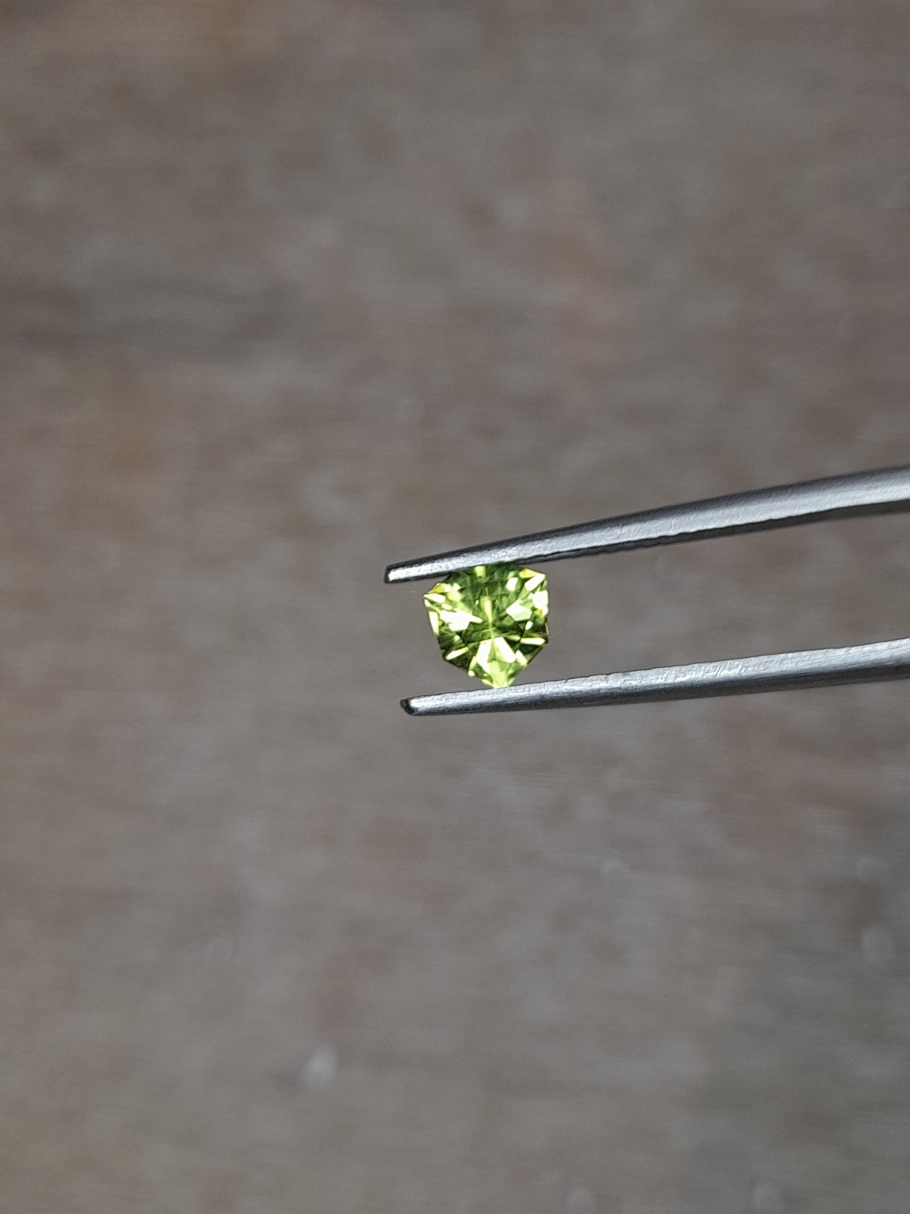 Natural Peridot 5.4mm in Shield - Heart France precision cut Péridot naturel