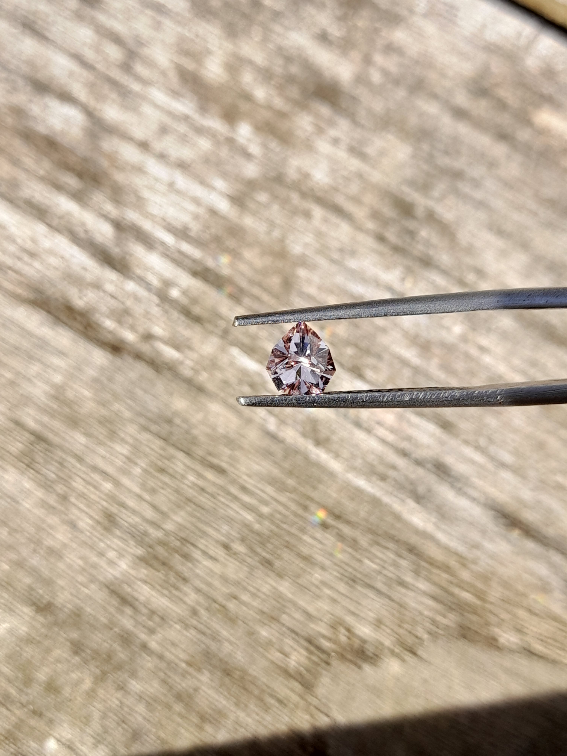 Saphir rose peche naturel non traité Tanzanie rivière Umba 0.67ct facettée poire Natural pink peach umba sapphire