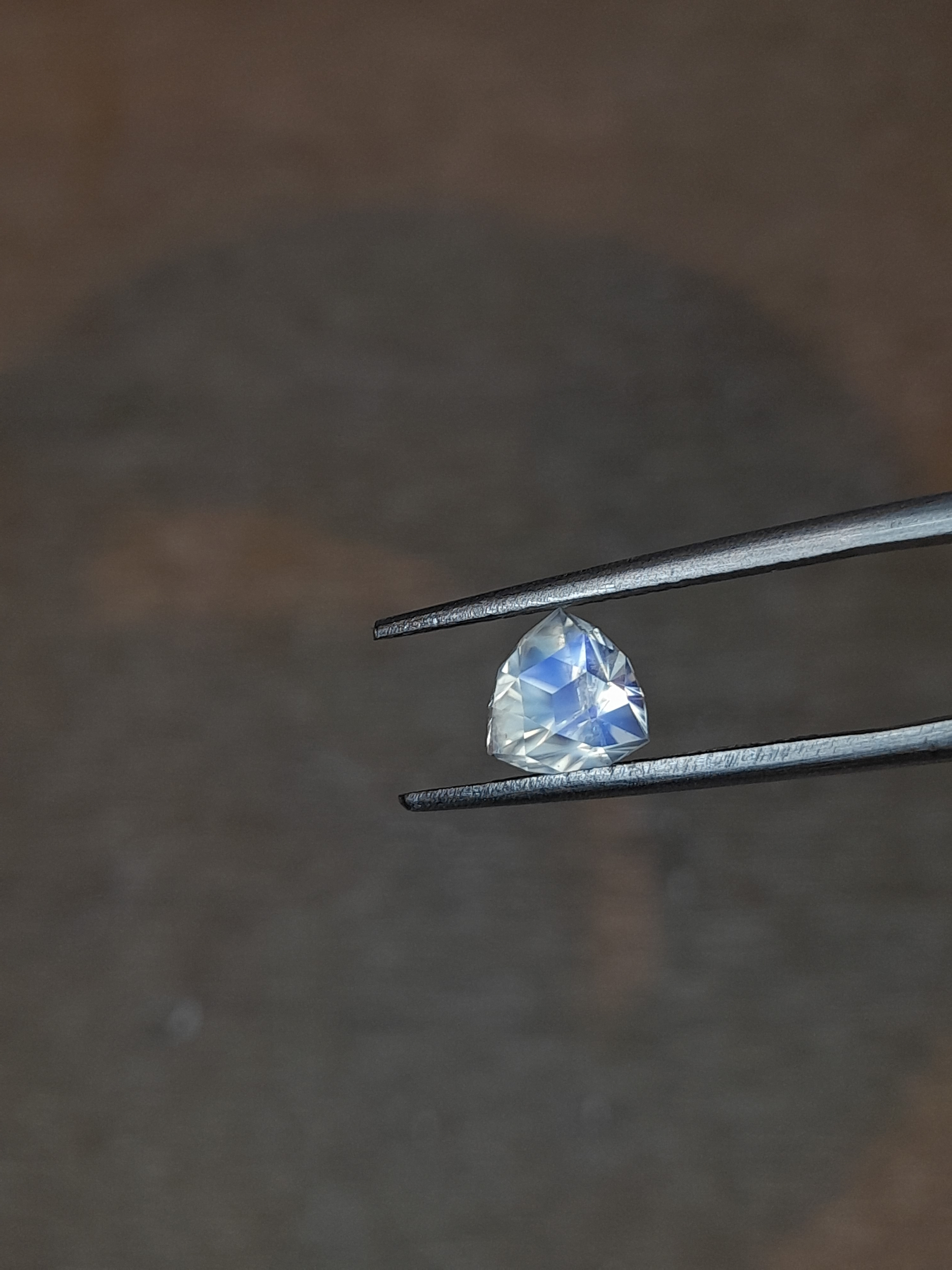 Pierre de lune bleue naturelle Tanzanie 0.94ct facettée Triangle dome taillée en France Blue Moonstone