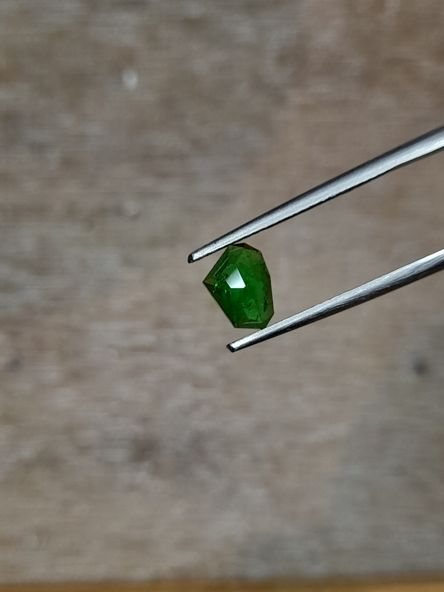 Grenat Tsavorite naturel en taille rose aléatoire 0.86ct Natural Tsavorite Garnet rose cut