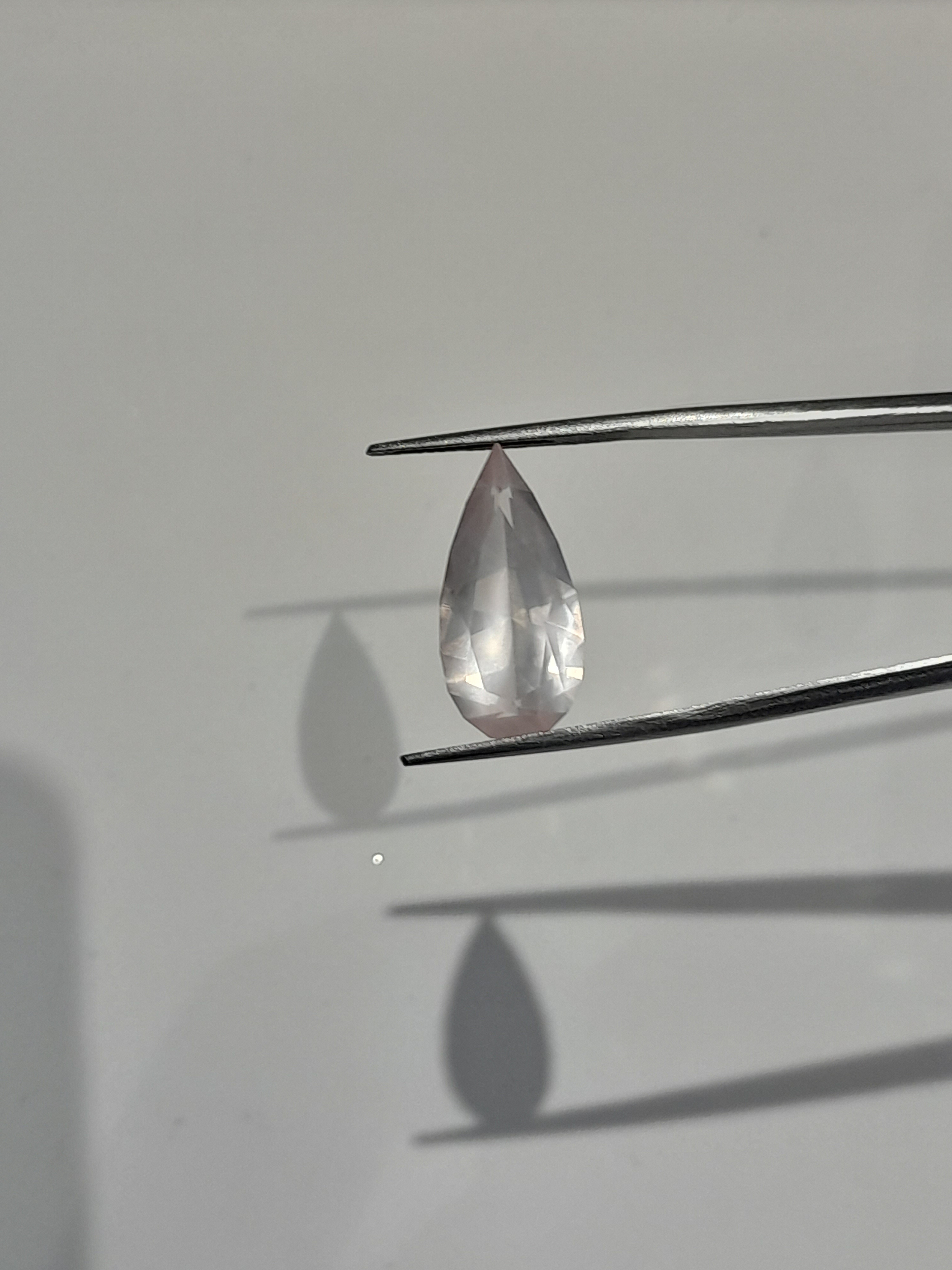 Quartz rose naturel facetté en poire 6.38ct Natural rose Quartz faceted in pear