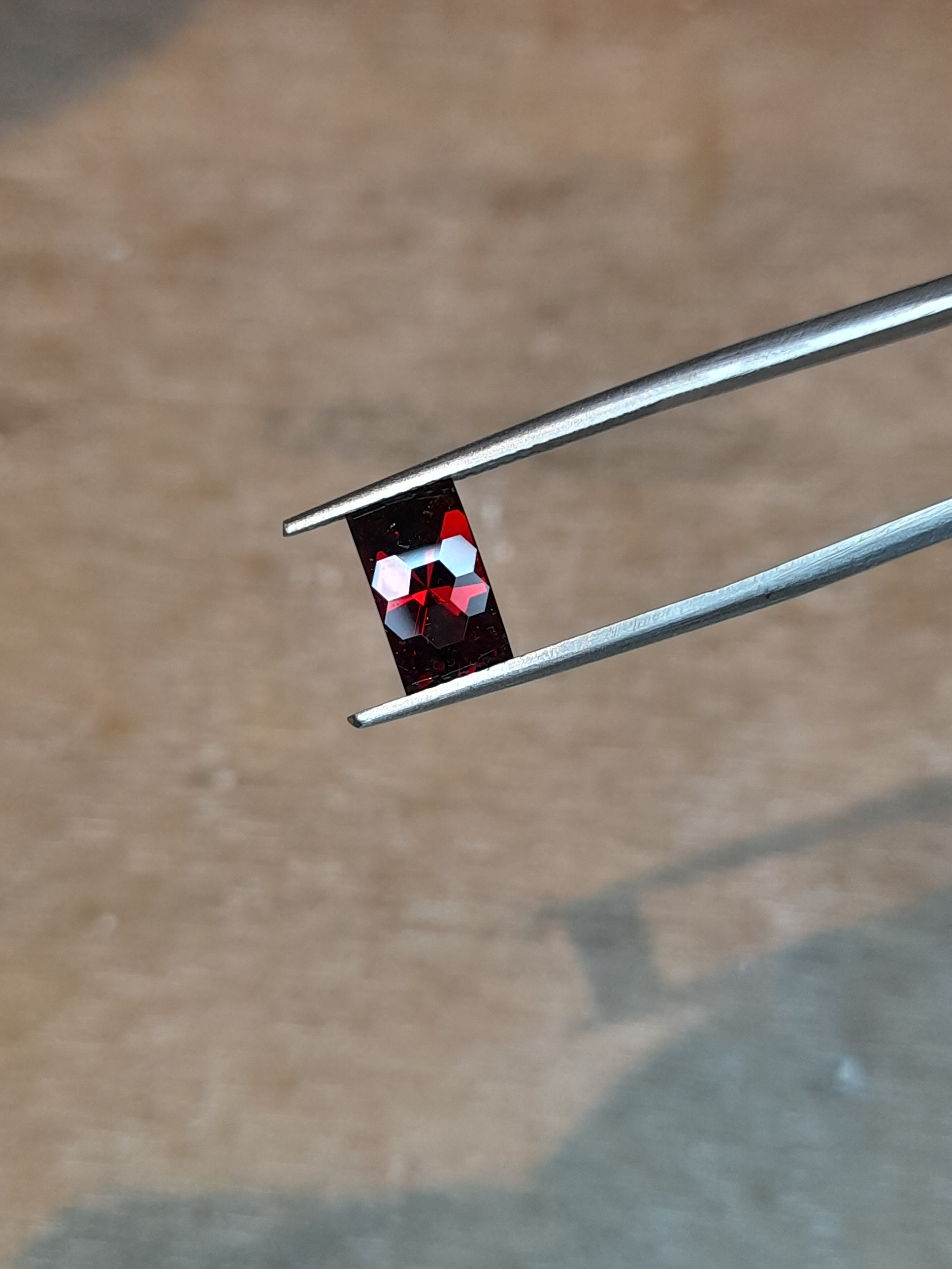 Grenat rouge naturel 2.46ct facettée rectangle nid dabeille Natural red garnet rectangle honeycomb