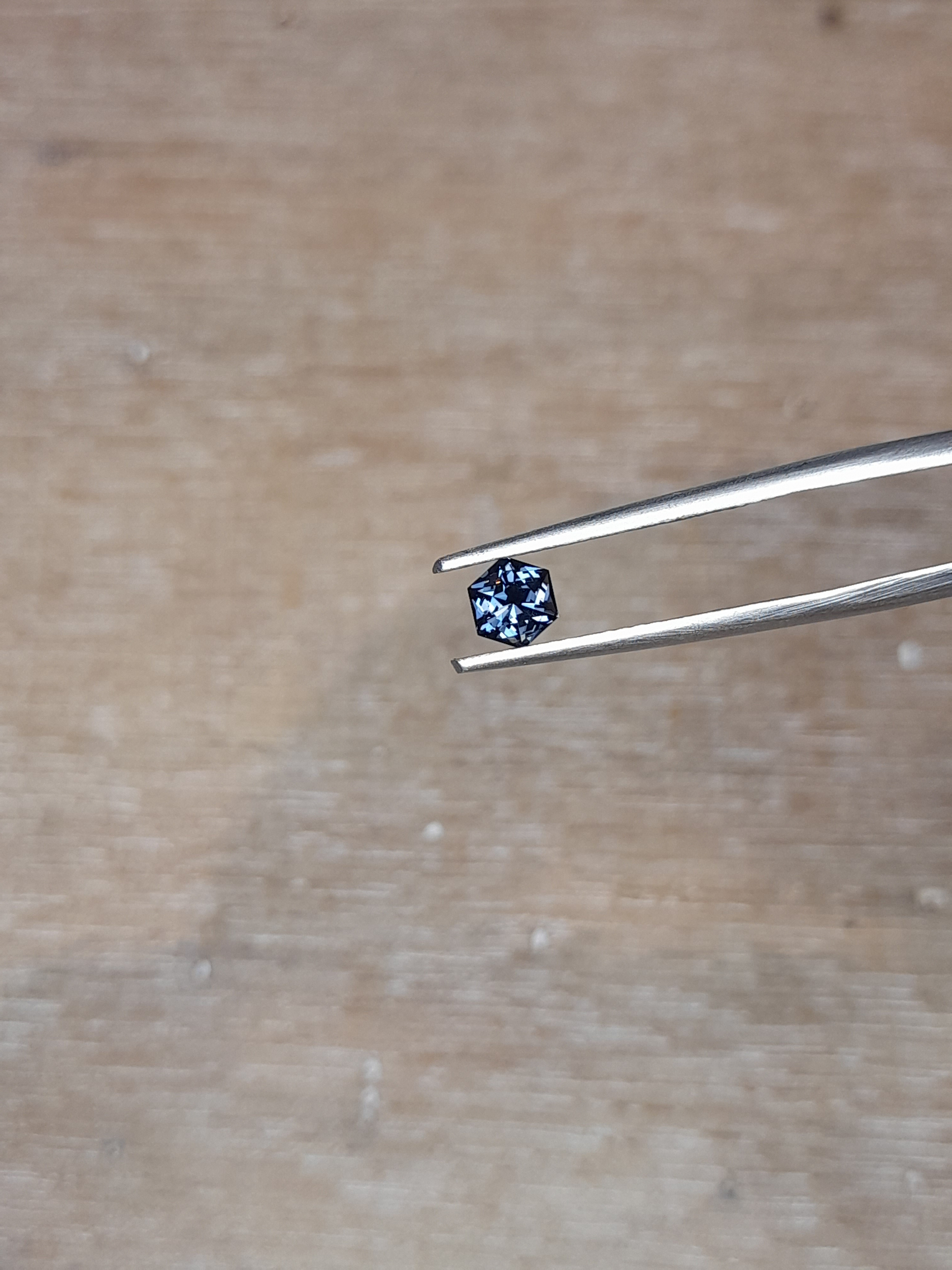 Spinelle bleue naturelle 0.38ct facettée hexagone Natural blue spinel precision cut