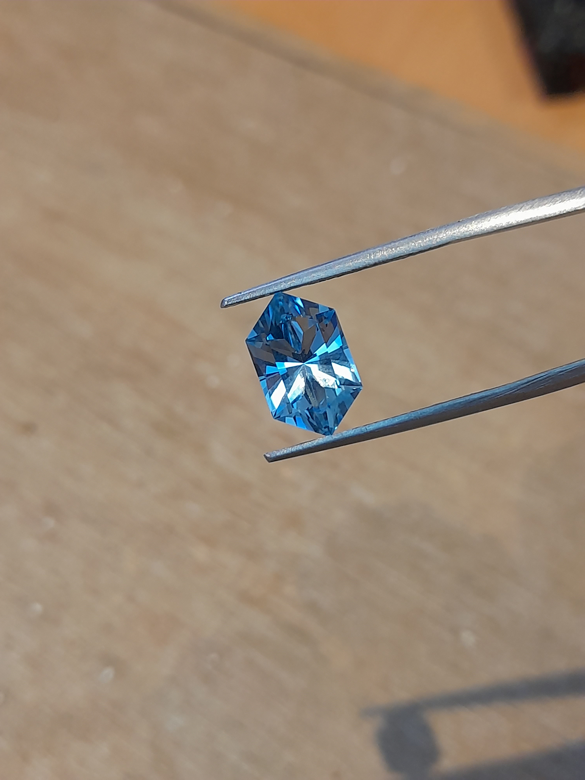 Topaze bleue naturelle 3.5ct forme hexagonale allongée Natural blue Topaz long Hexagon
