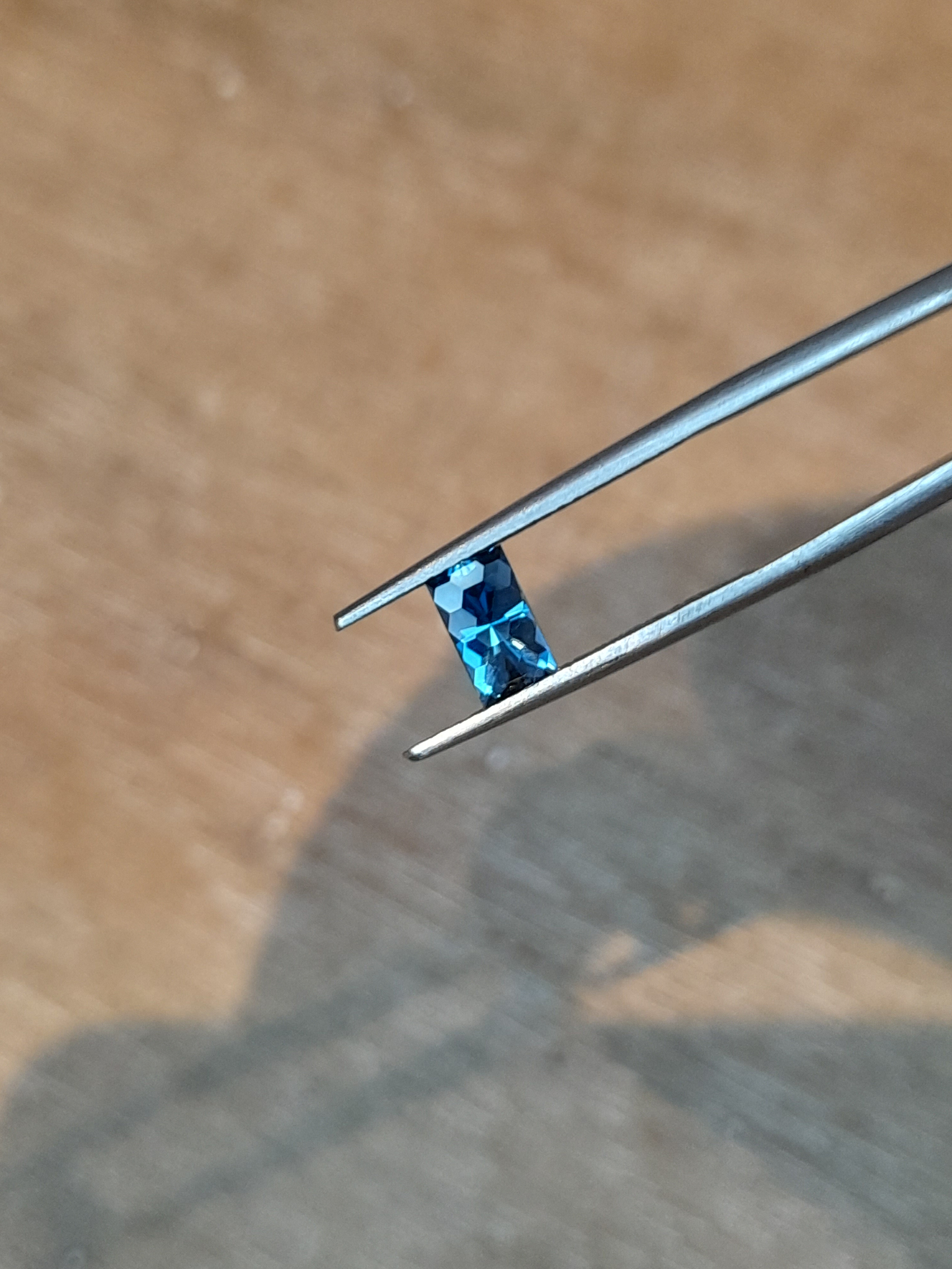 Topaze bleu Londre naturelle 0.86ct rectangle et motif nid dabeille Natural London blue Topaz honeycomb