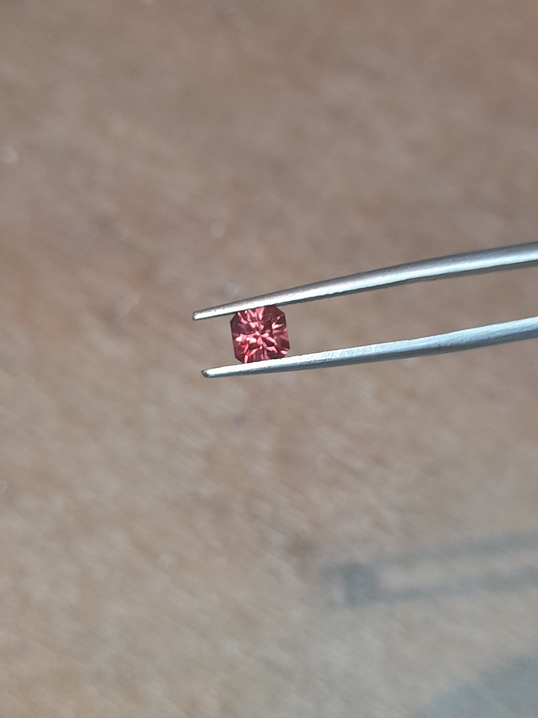 Natural malaya garnet 0.77ct Octagon square Grenat malaya naturel en carré octogone