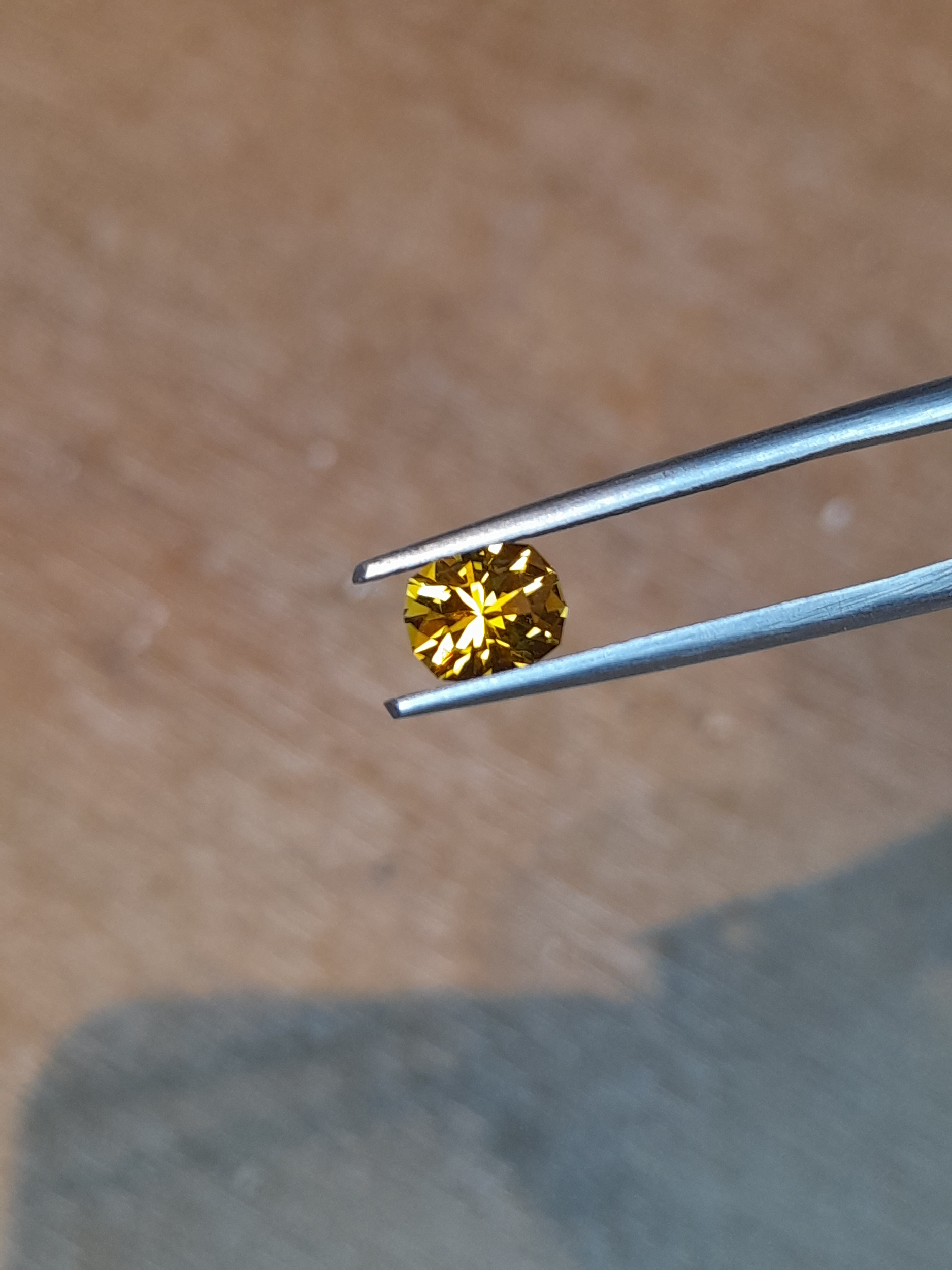 Natural very intense citrine 0.65ct rectangle cushion Citrine naturelle très intense en coussin