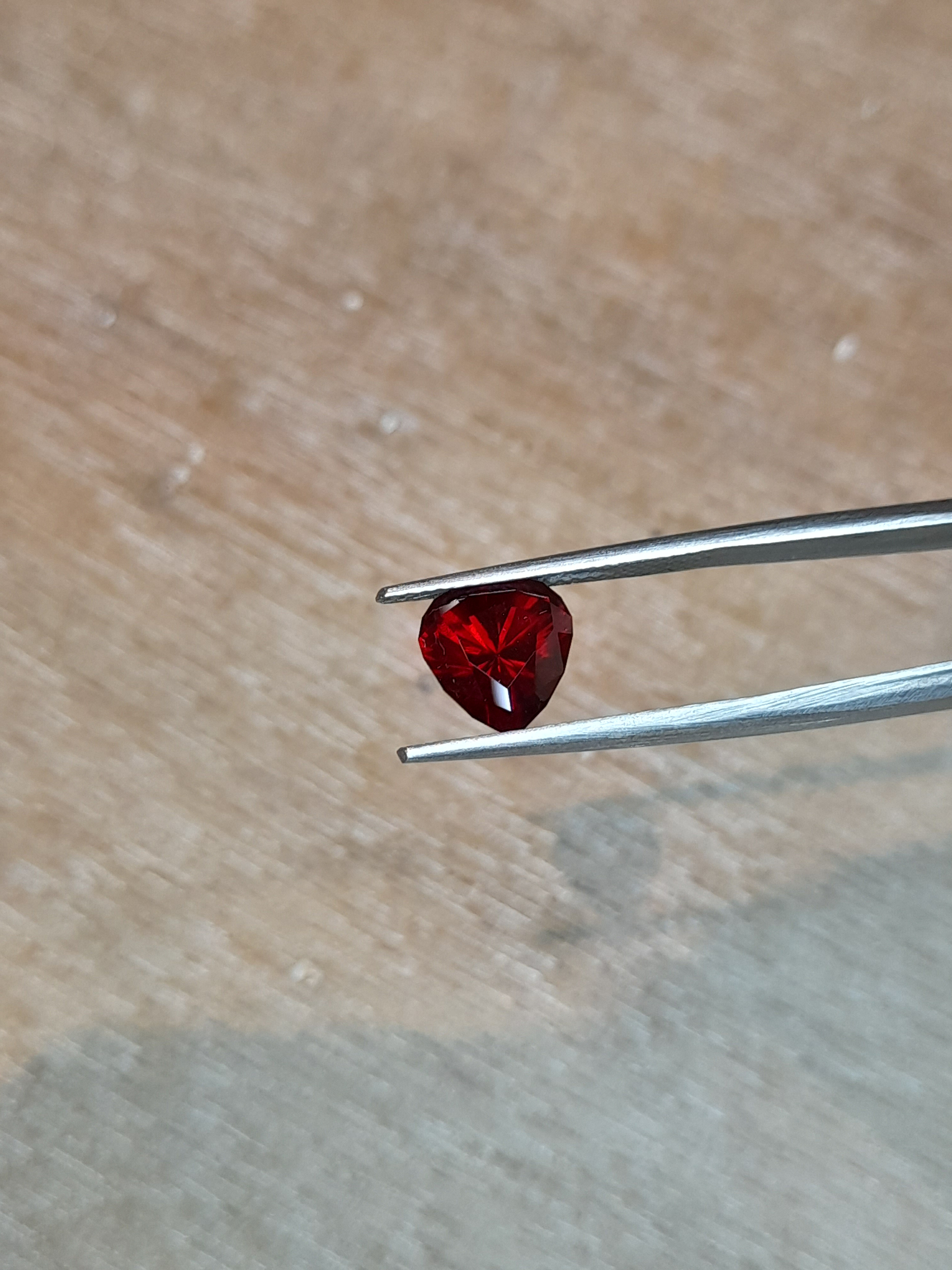 Intense natural red garnet 2.49ct cut in heart Grenat rouge naturel taillé en coeur