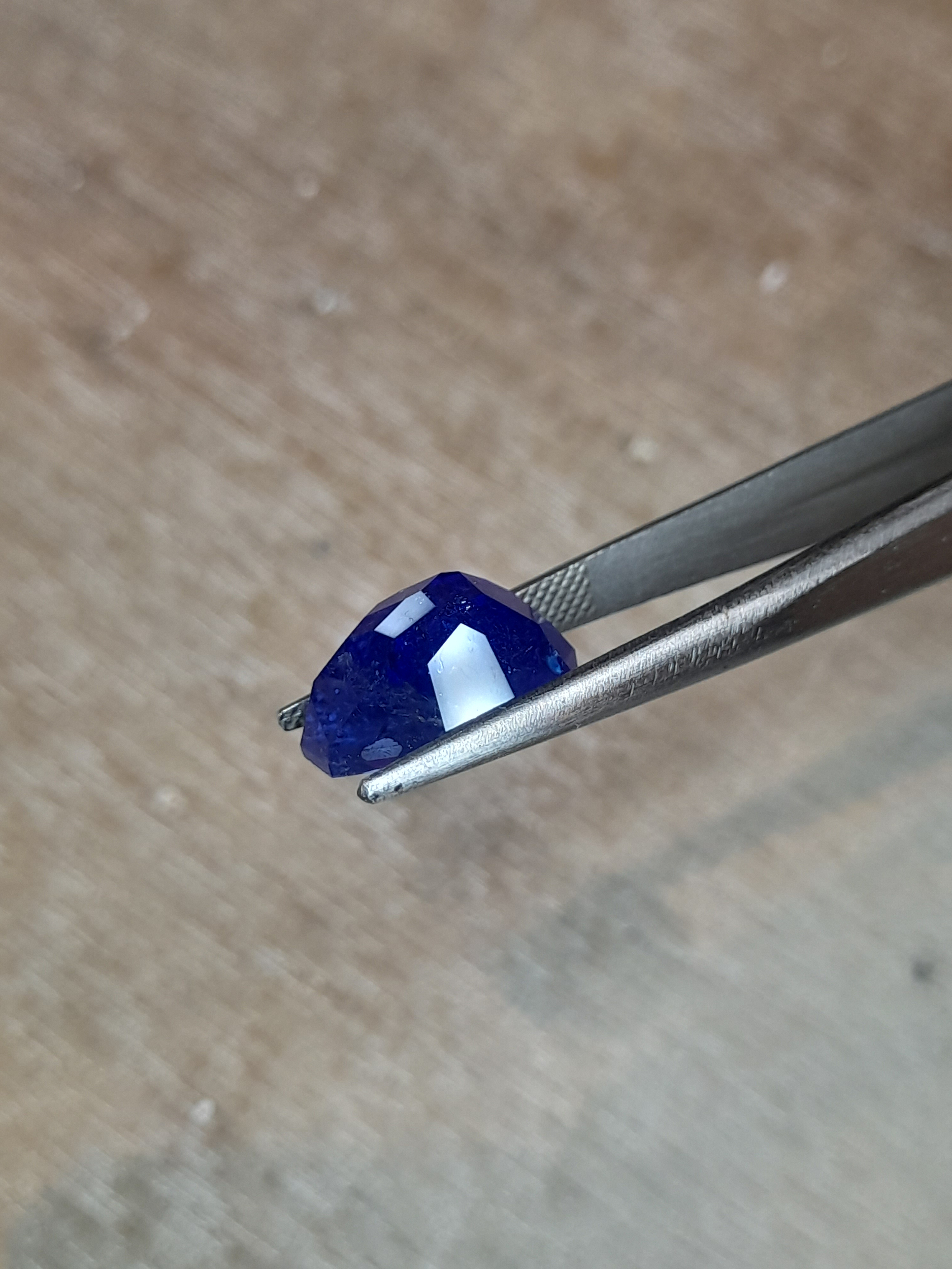 Natural intense tanzanite 8.18ct uneven mountain rose cut Tanzanite naturelle en taille rose