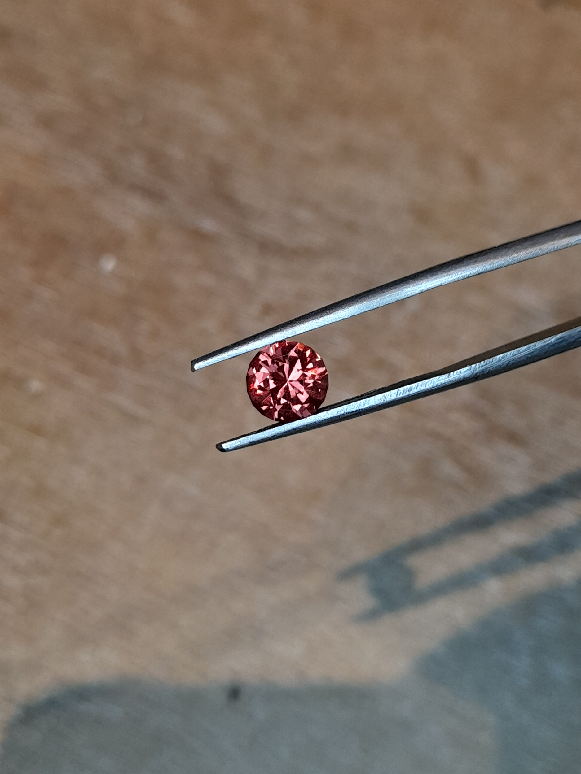 Intense malaya garnet 1.13ct round brilliant precision cut Grenat malaya facetté rond brillant