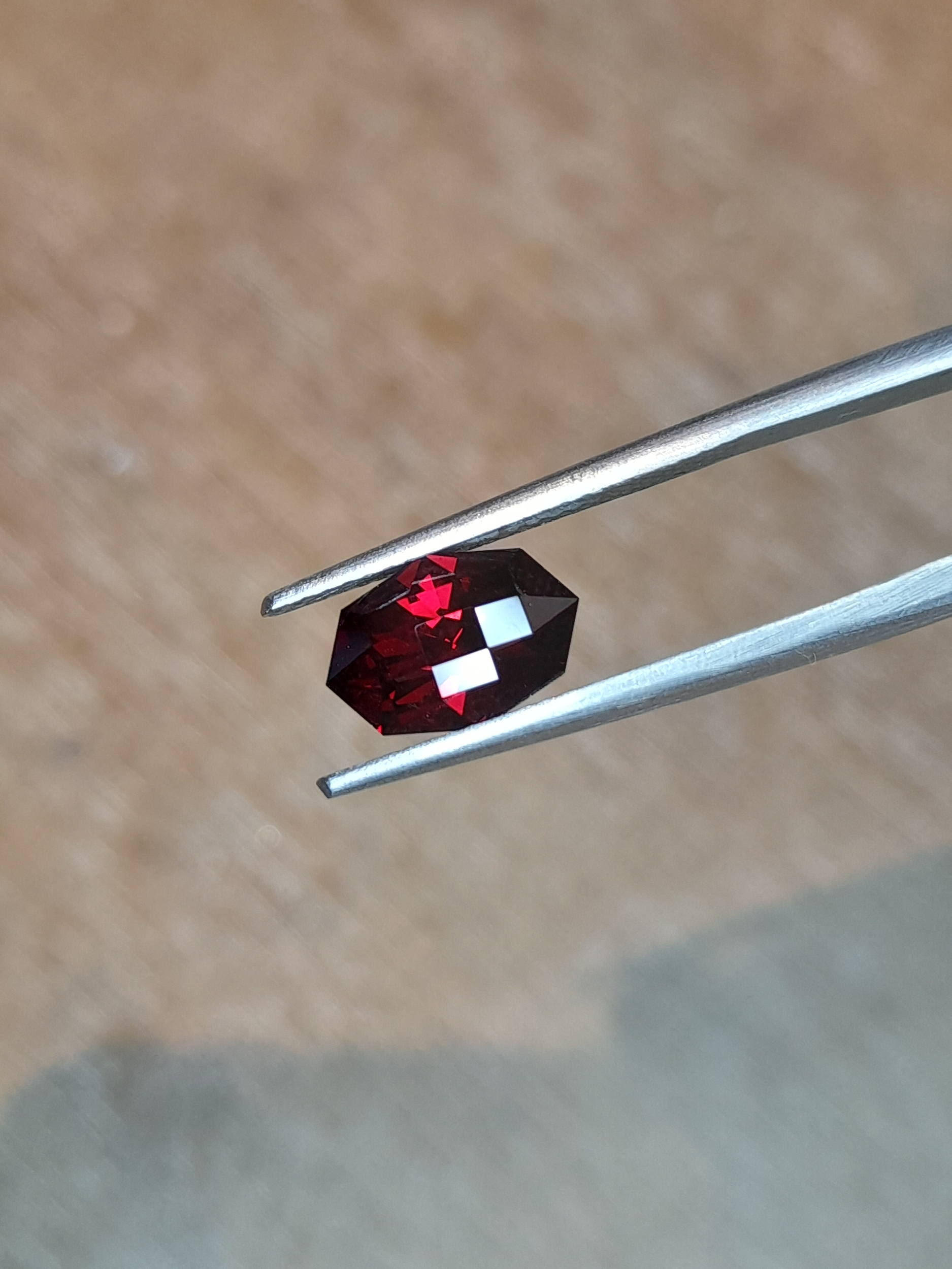 Grenat rouge naturel 2.21ct facetté en damier octogone long Natural red garnet in long octogon checkerboard