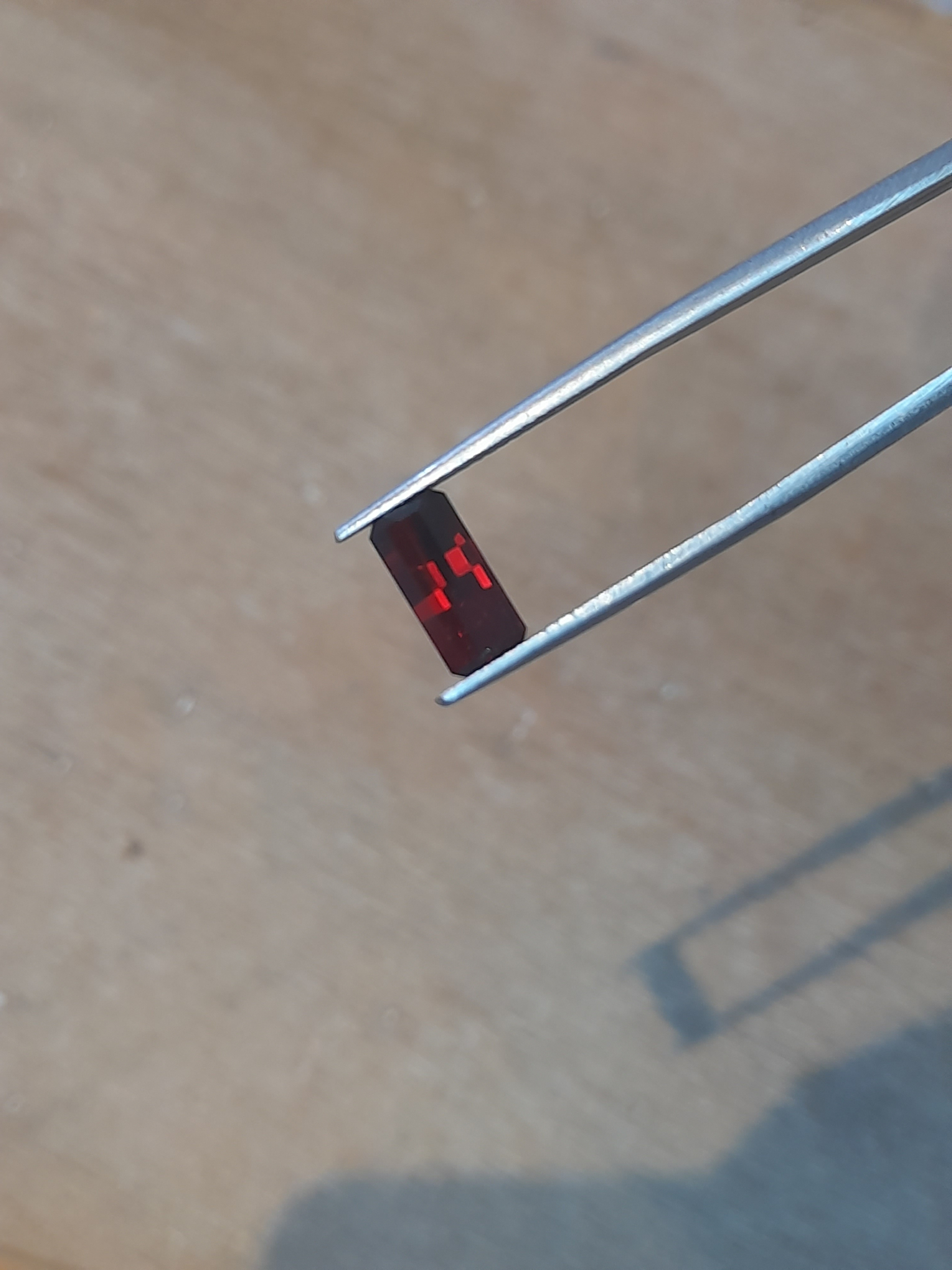 Natural red garnet 1.94ct in rectangle pixel cut style Grenat rouge naturel taille rectangle