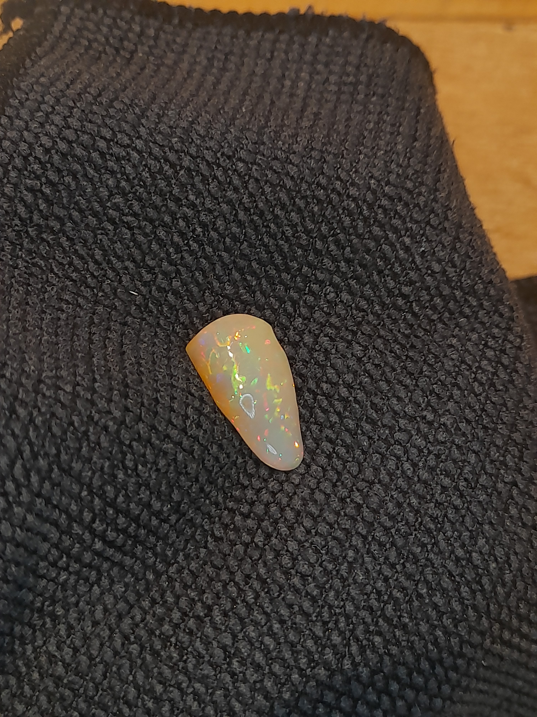 Natural Ethiopian opal 6.28ct smooth uneven shape Opale noble naturelle dEthiopie polie