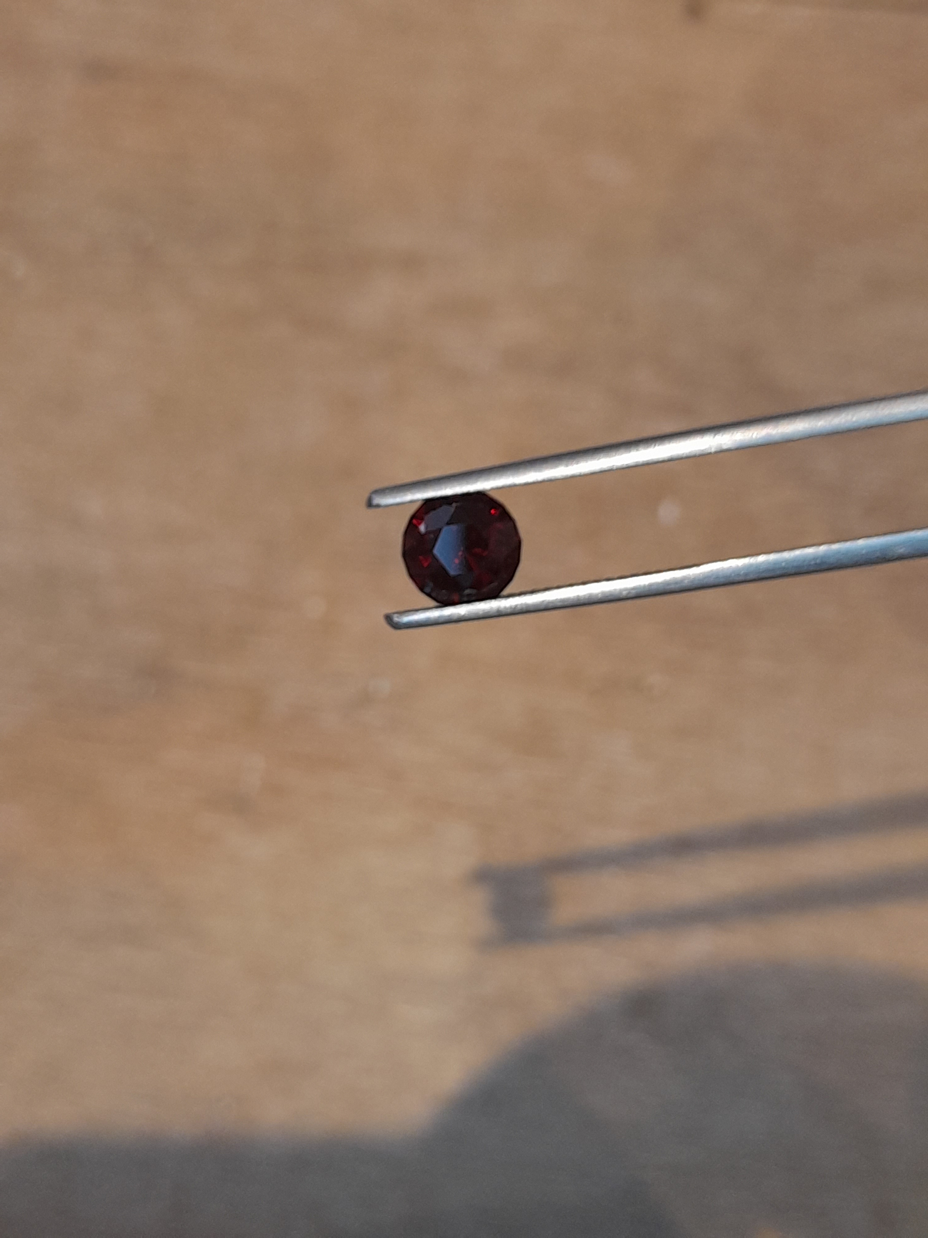 Grenat rouge intense naturel 1.79ct rond brillant Natural red garnet brilliant round