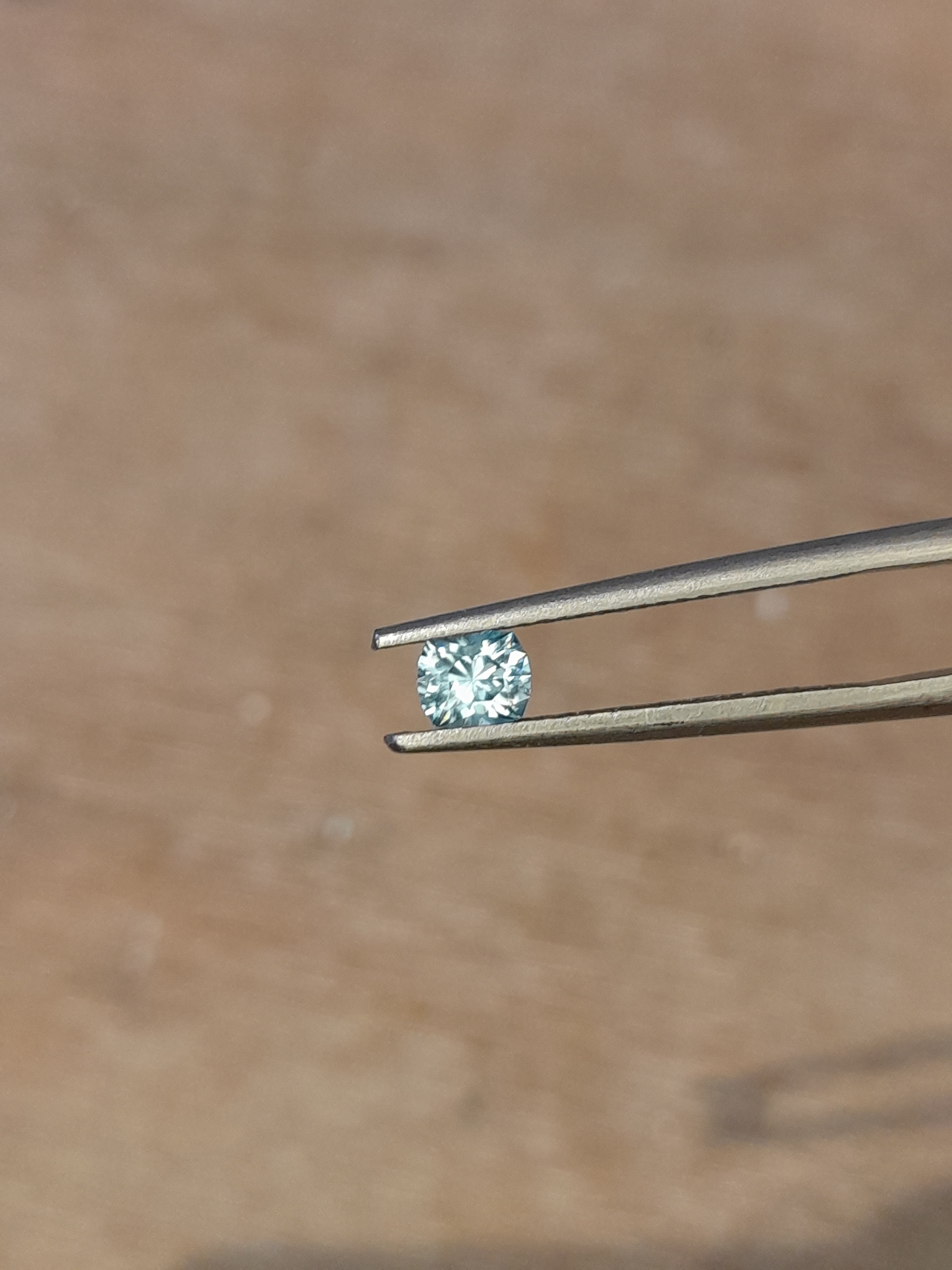 Natural blue zircon 0.44ct in rectangle cushion Zircon bleu naturel en coussin rectangle