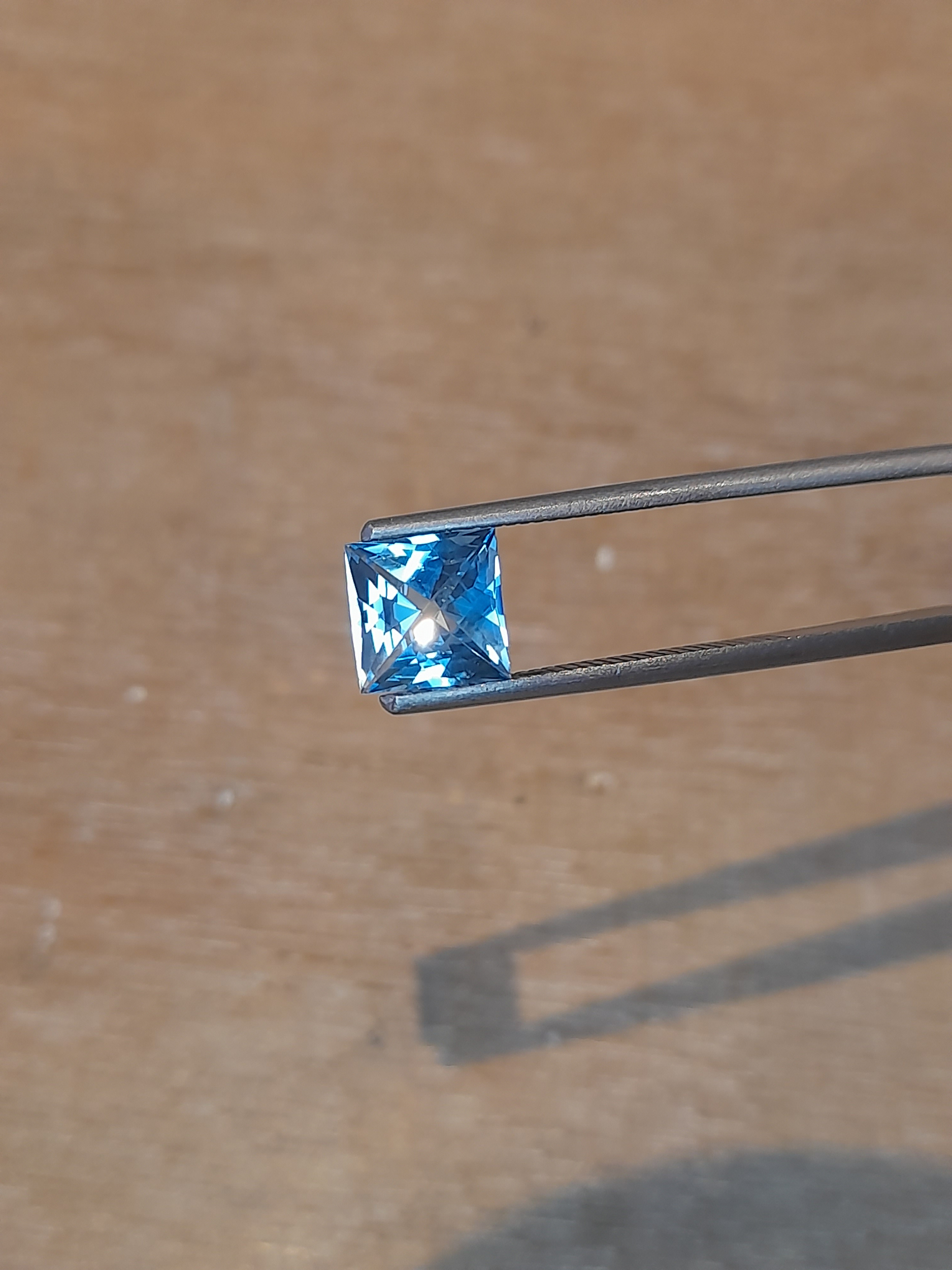 Topaze bleue intense naturelle 2.68ct en damier carré Natural blie topaz in square checkerboard