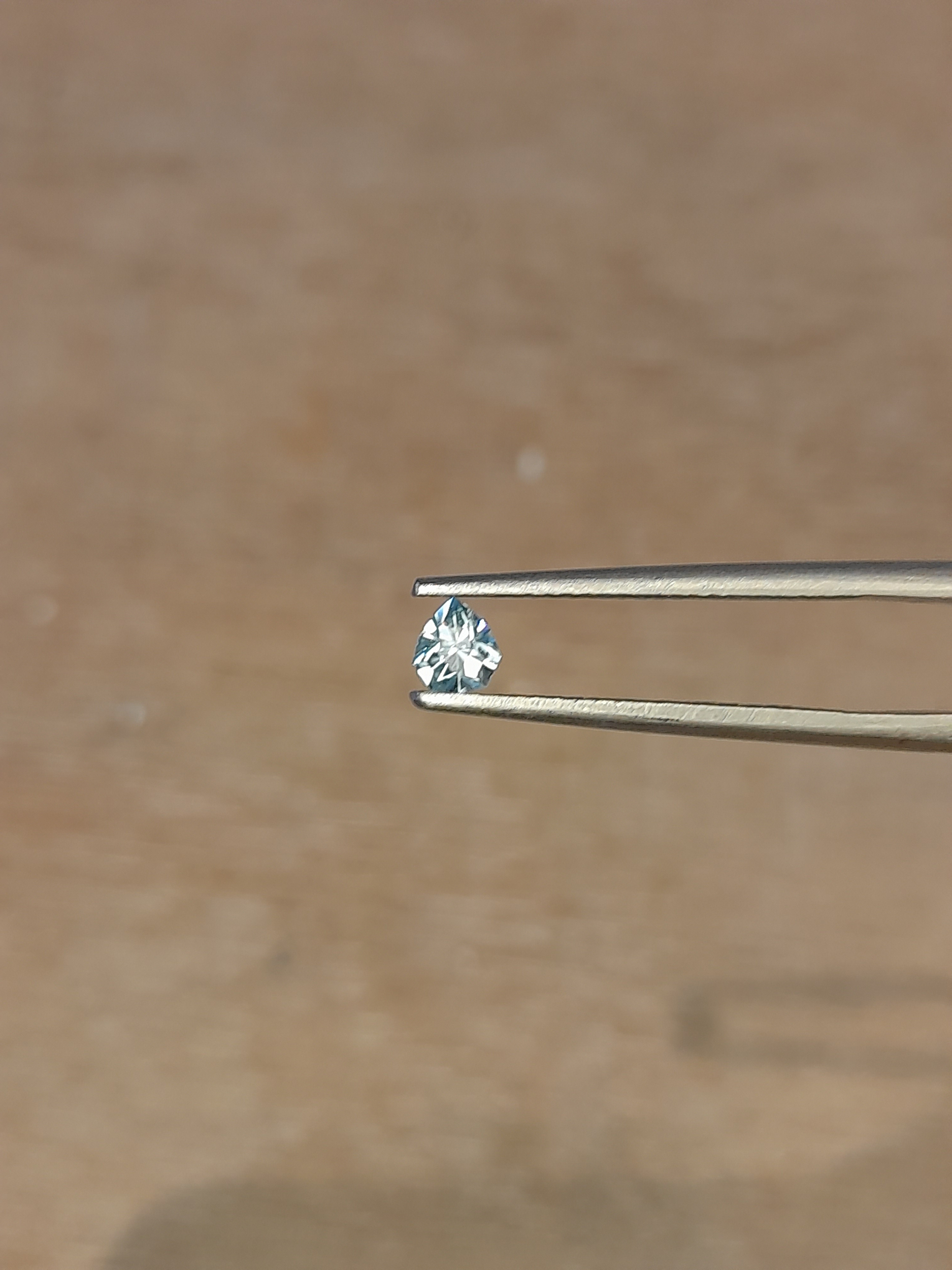 Small natural blue Zircon 4.1x3.8 0.31ct in shield - pear Zircon bleu naturel en bouclier - poire