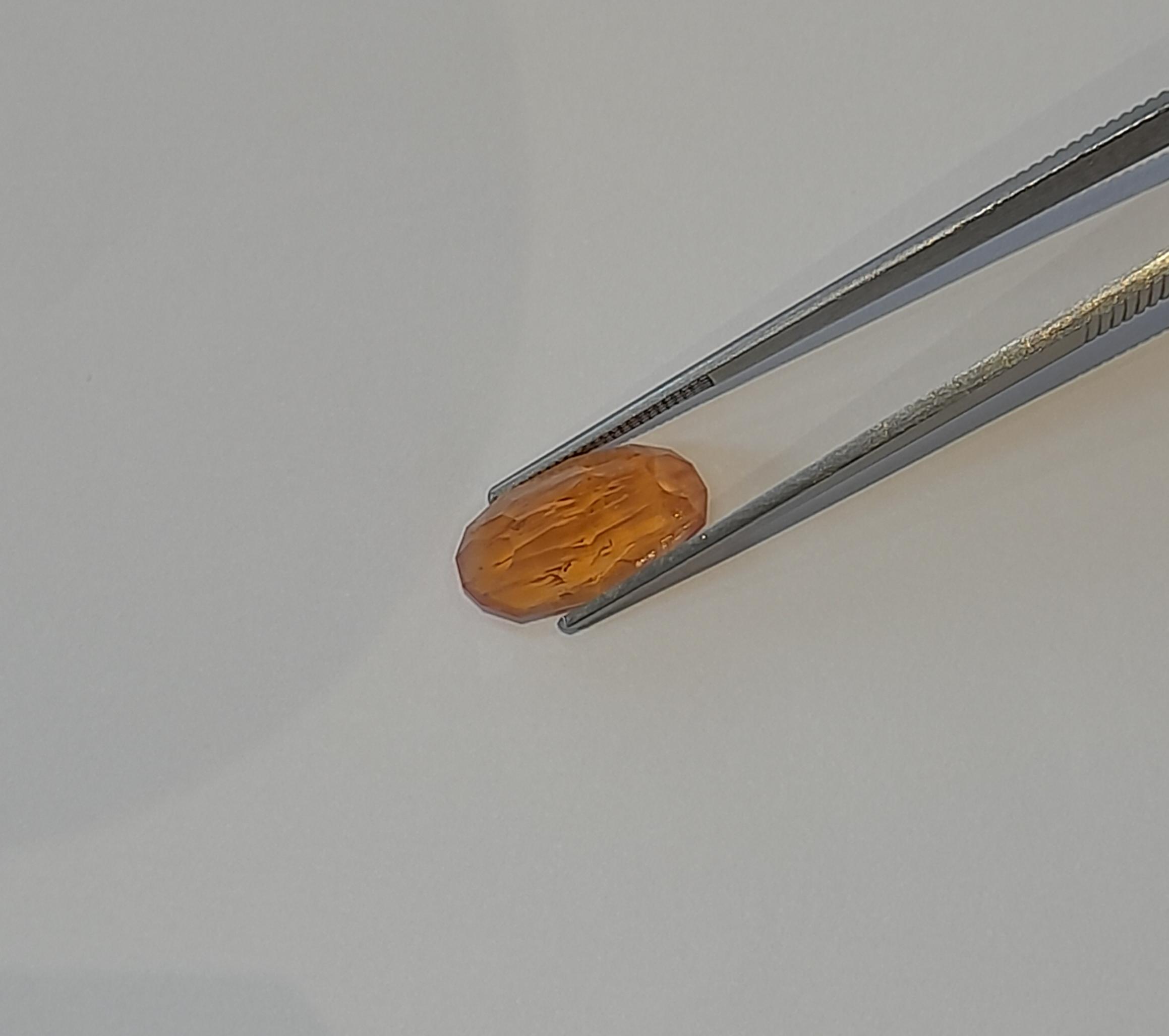 Natural imperial topaz 10.33ct in uneven rose cut Topaze impériale naturelle en rose cut