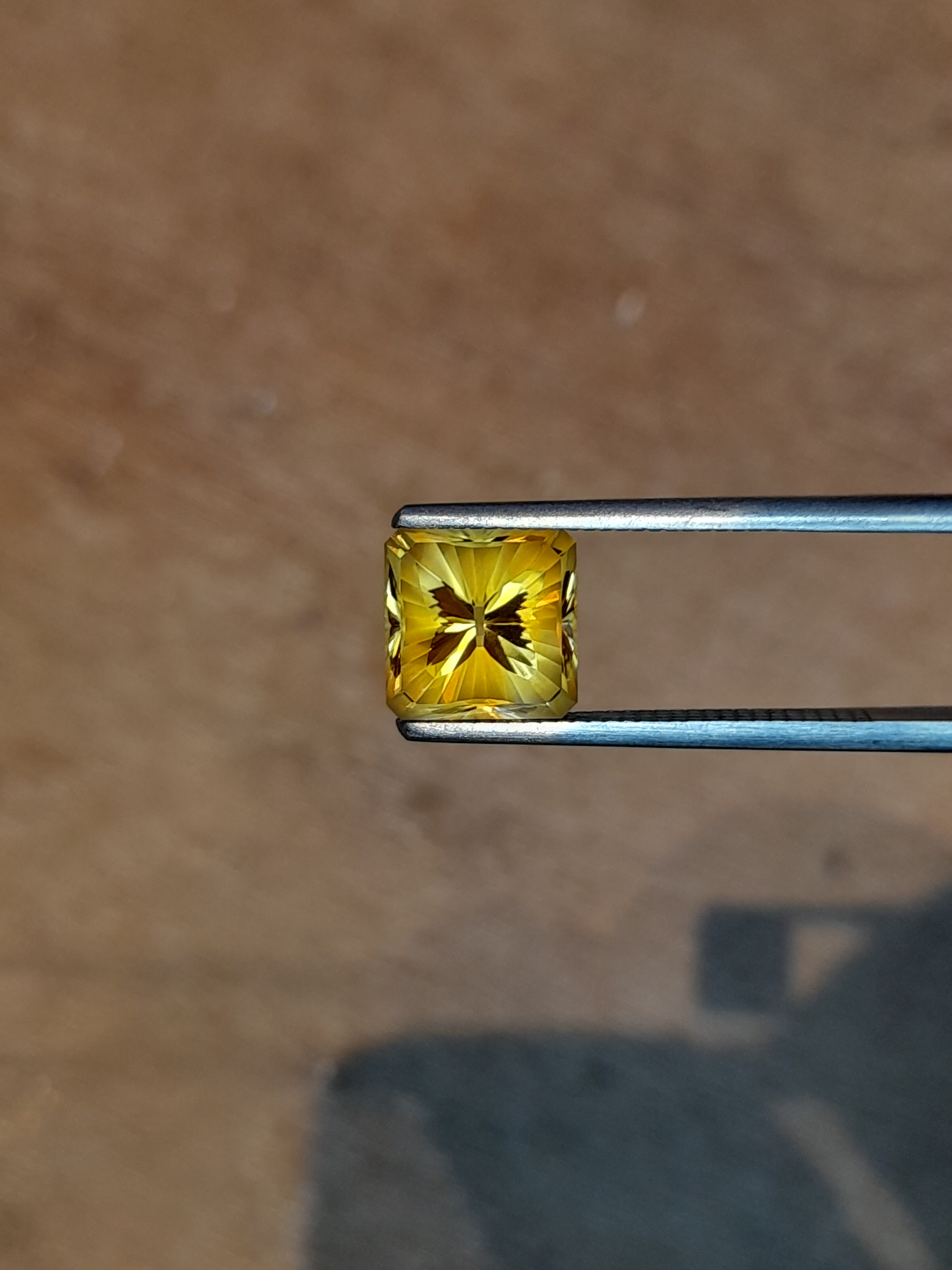 Natural Citrine 4.21ct in square with butterfly effect Citrne naturelle carré avec effet papillon