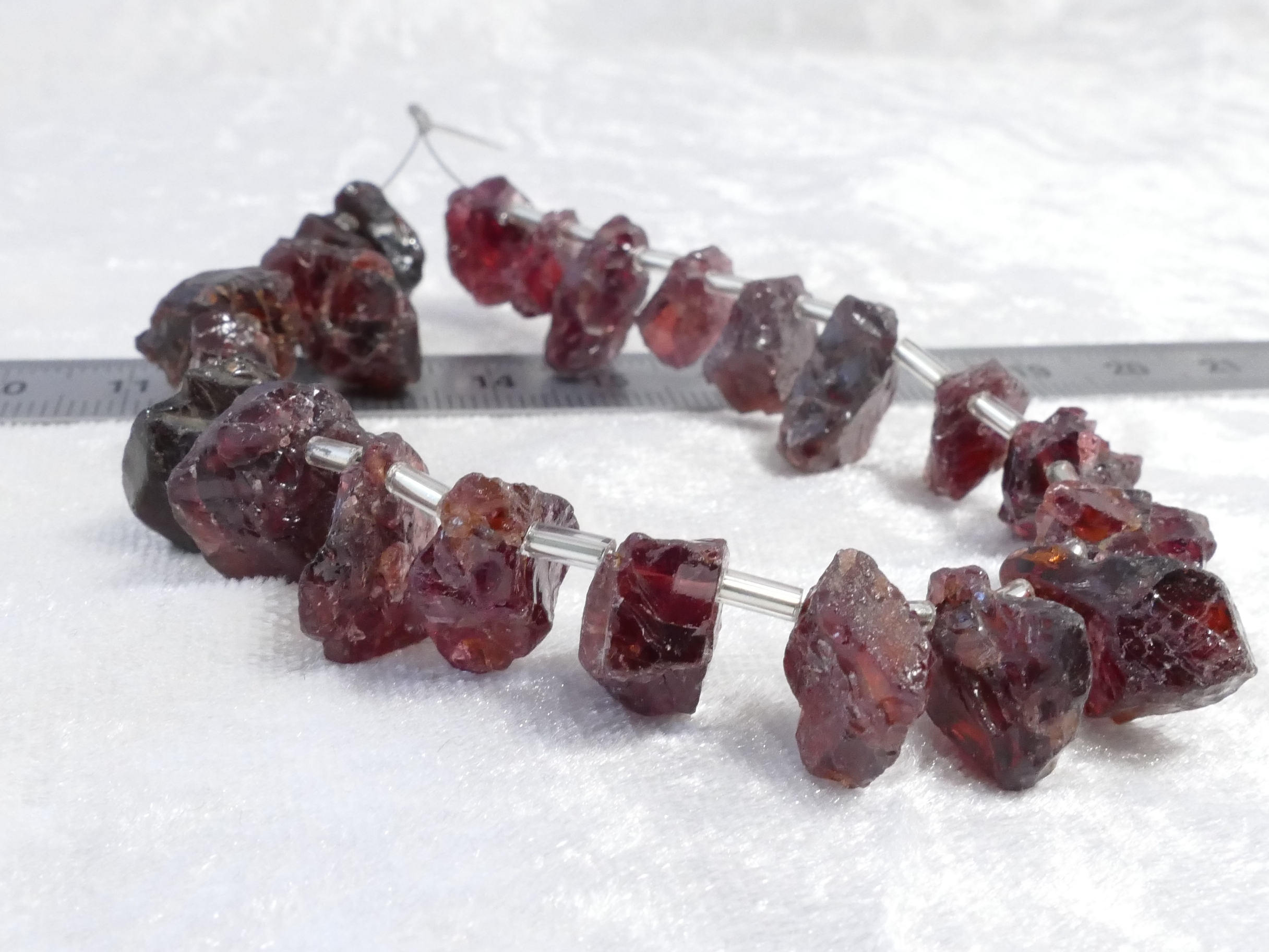 Perle de grenat rouge violet brut naturel