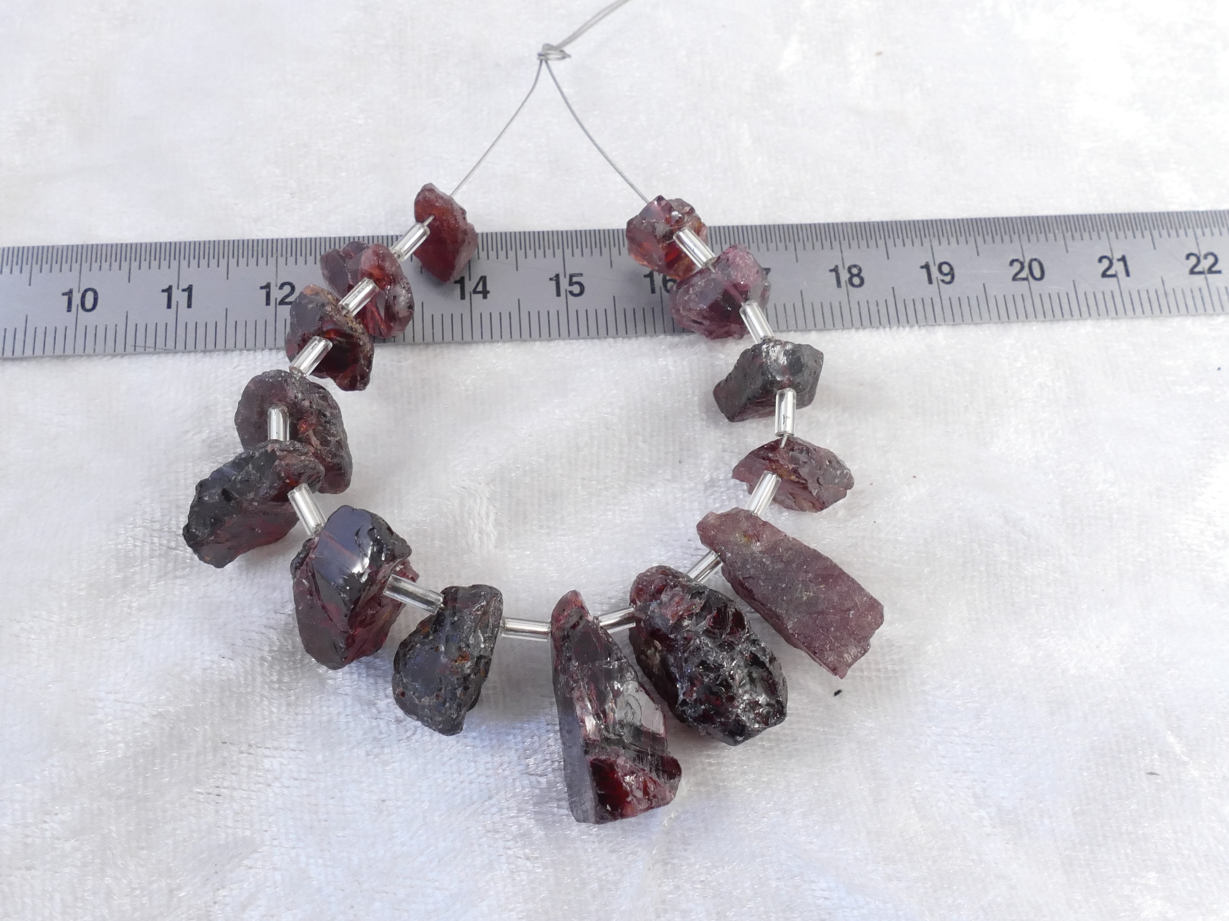 Perle de grenat rouge violet brut naturel