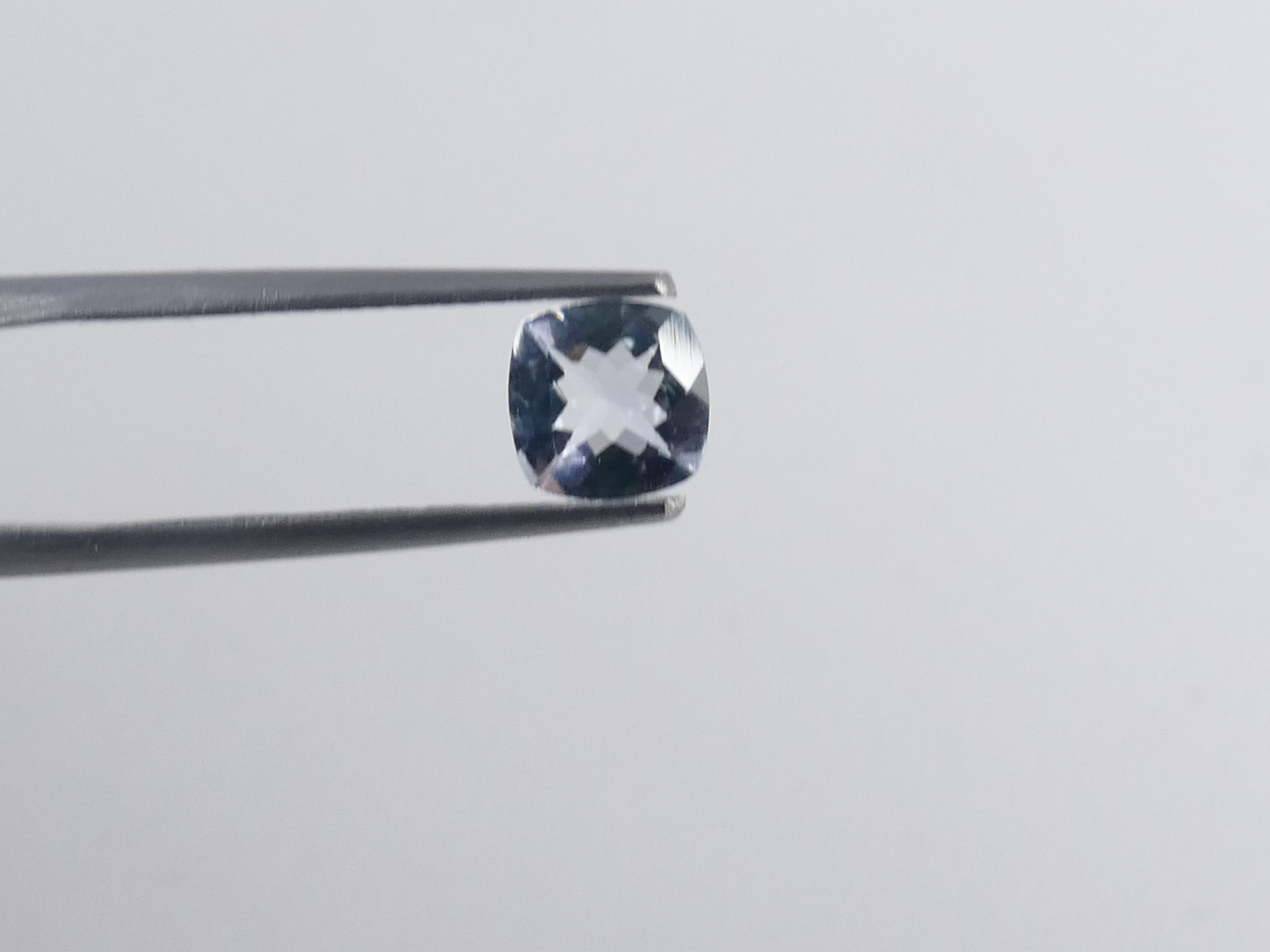 Aigue Marine - Pierres précieuses et pierres fines de couleurs | Bijoux