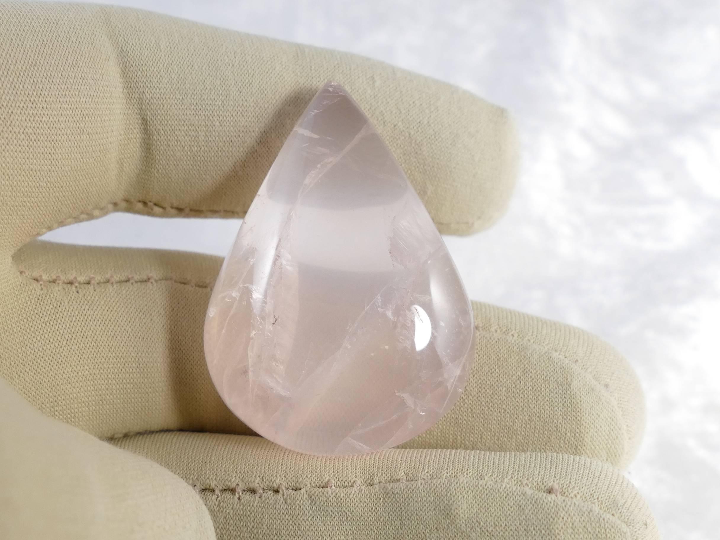 Cabochon de quartz rose naturel en poire