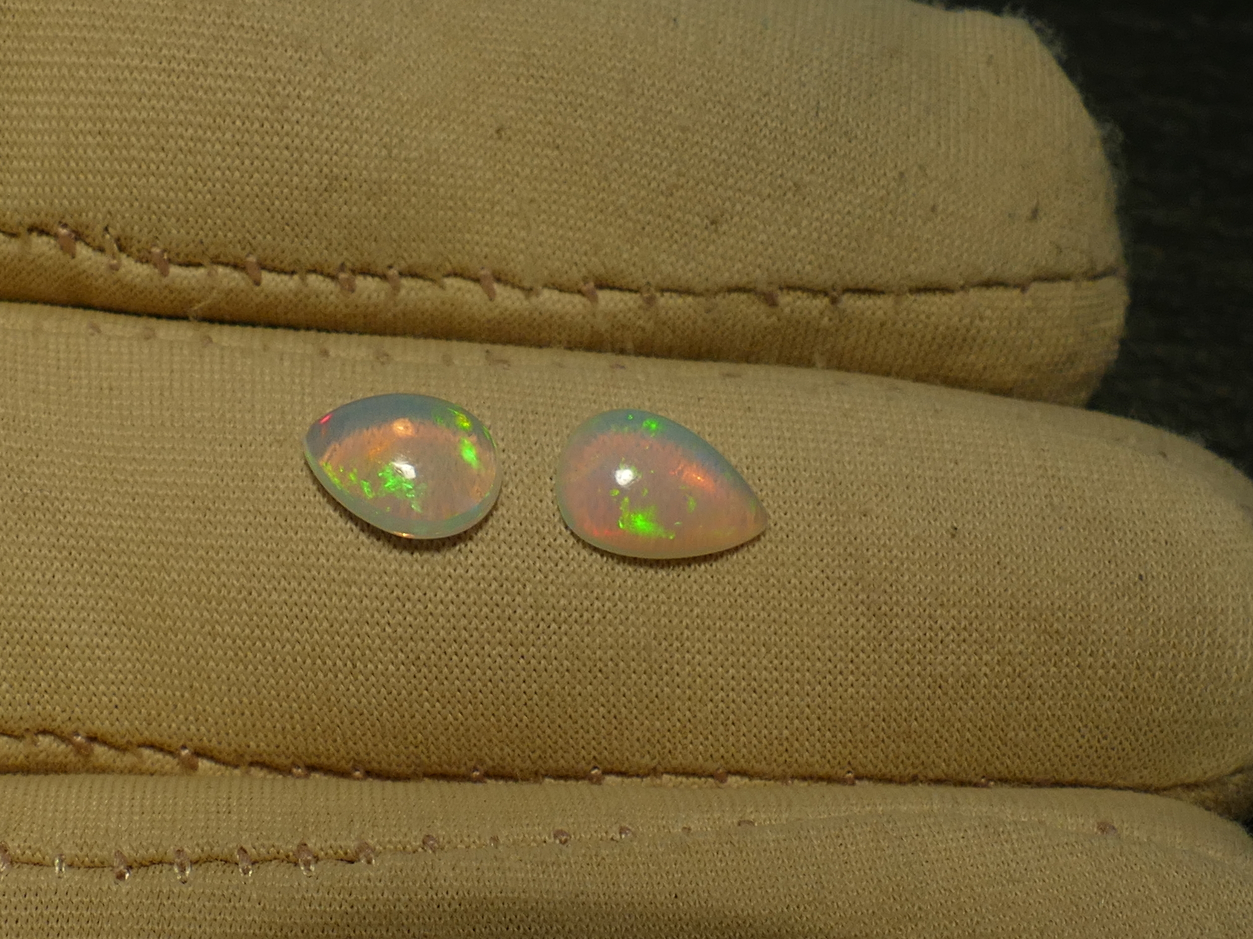 Opale Blanche Jaune Multicolore D'Éthiopie - 6x4.2 Mm - 0.38 Carats - Naturelle Non Traitée