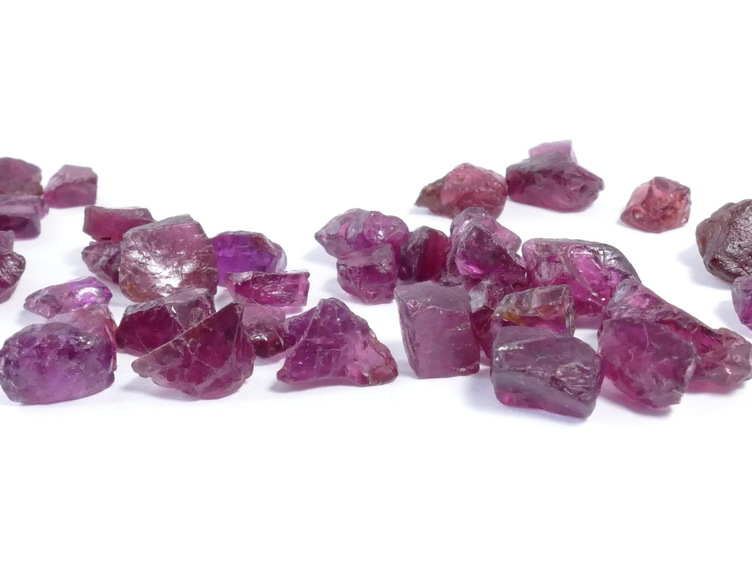 Grenat violet rhodolite naturel brut du Mozambique