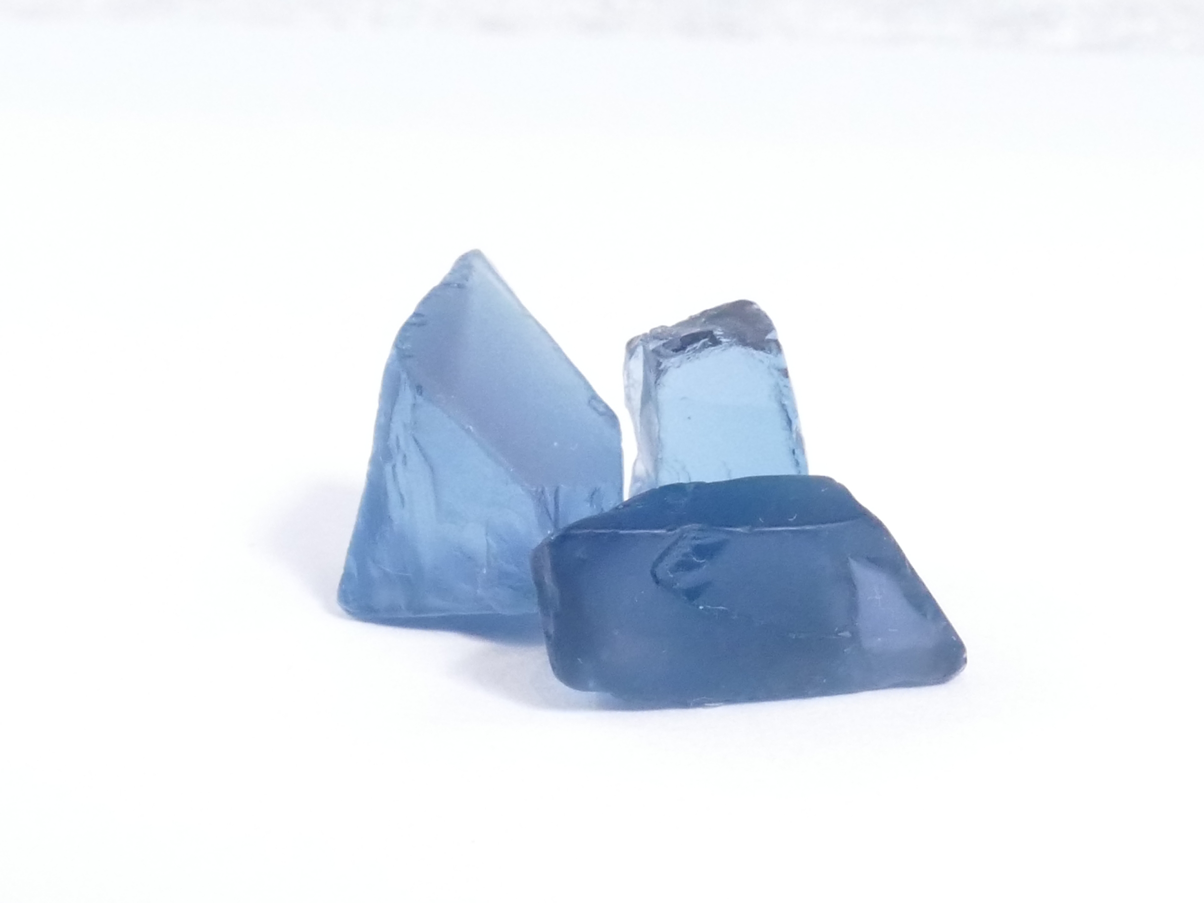 Topaze bleue Londres brute naturelle du Brésil (irradiée)