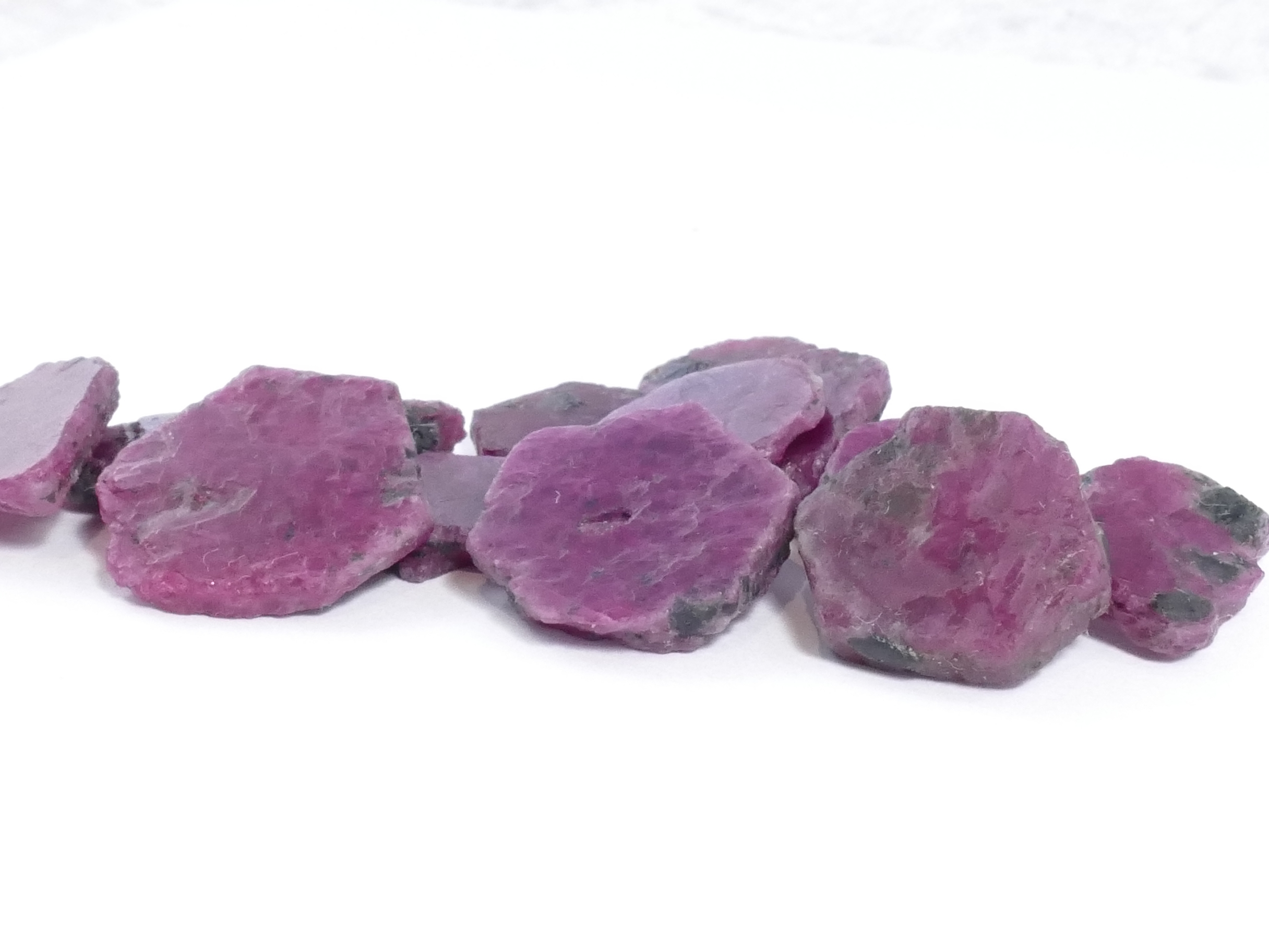 Rubis brut naturel hexagonal
